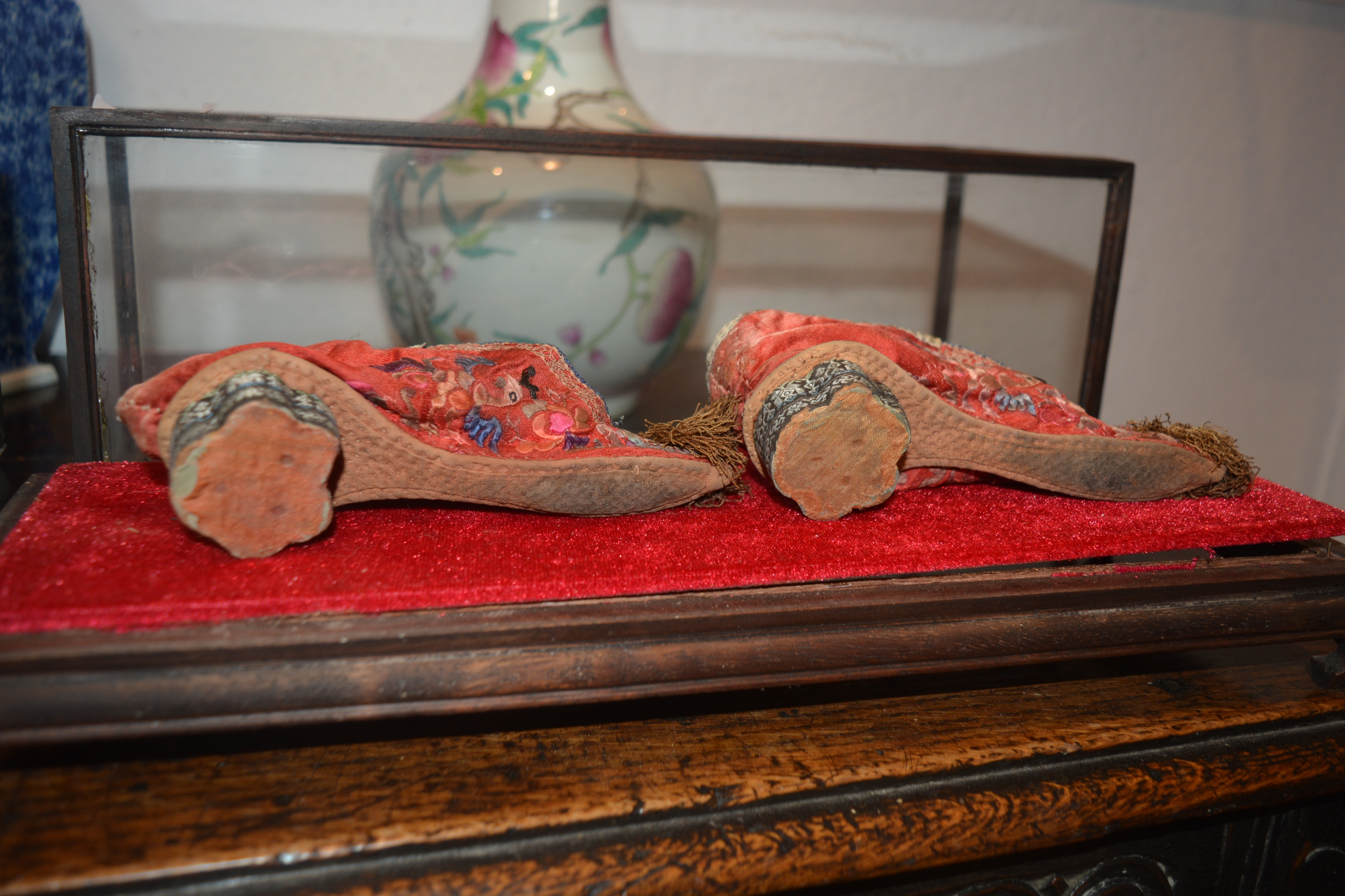 Four pairs of embroidered shoes Chinese set in three later wooden and glass cases, two cases 39. - Image 7 of 13