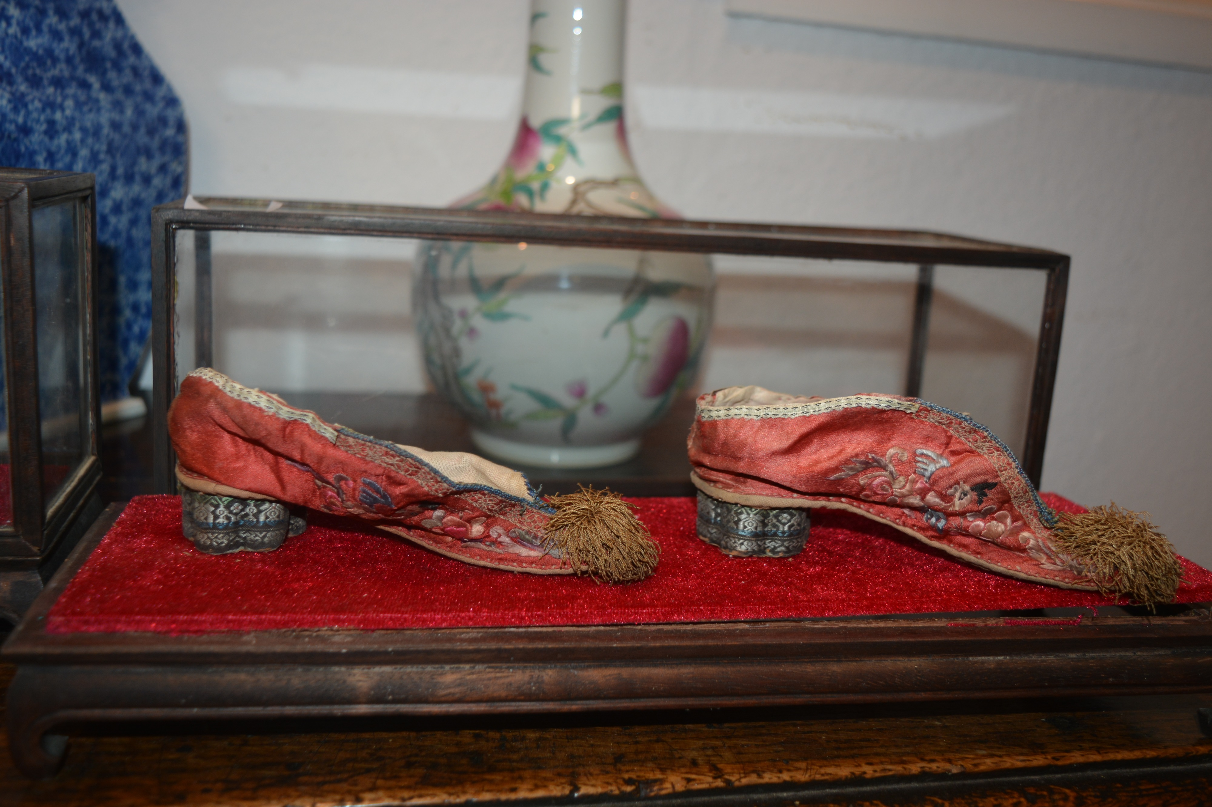 Four pairs of embroidered shoes Chinese set in three later wooden and glass cases, two cases 39. - Image 4 of 13