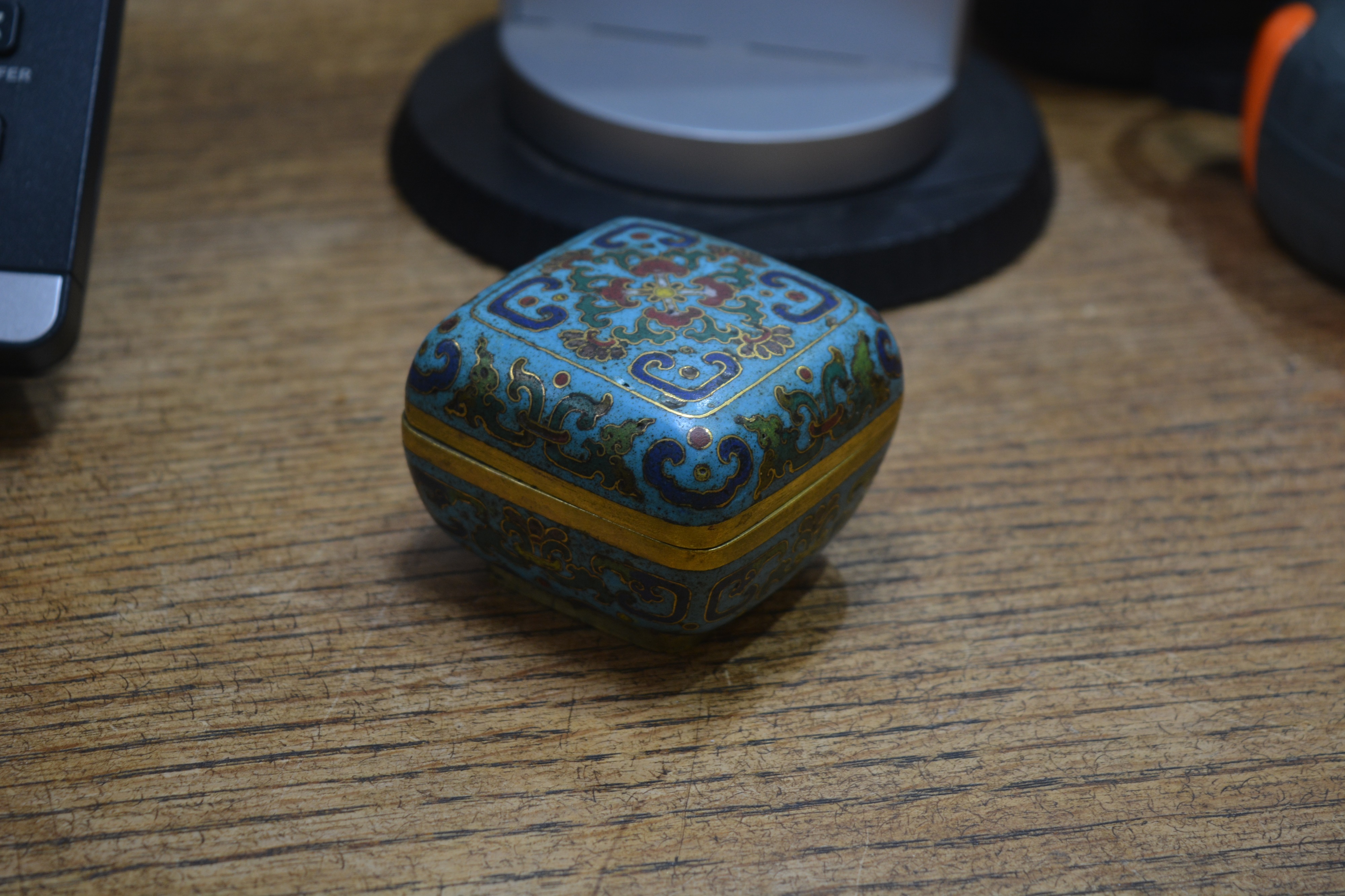 Cloisonné enamel small box Chinese, Qianlong square shaped square box with rounded sides, the - Image 14 of 21