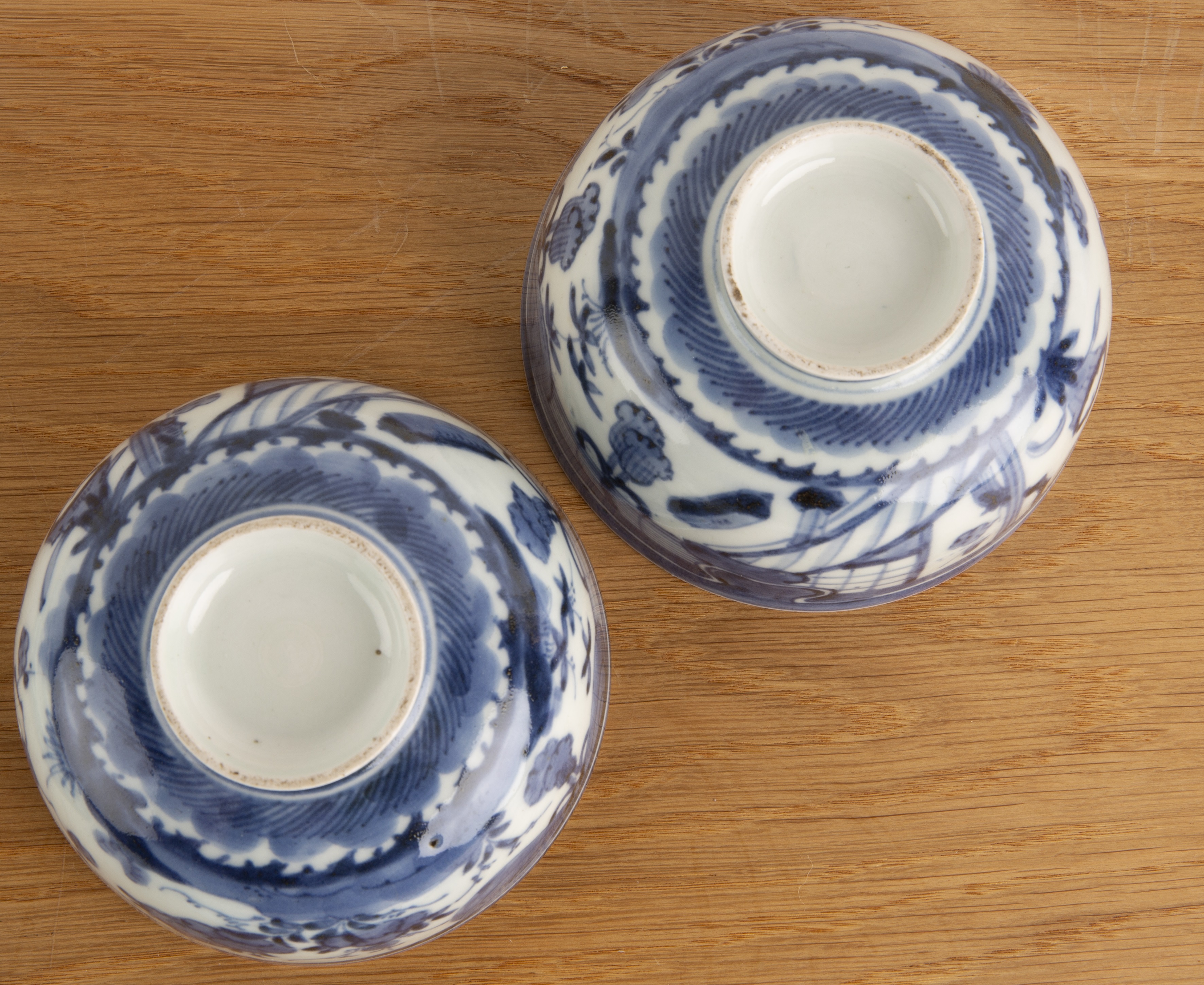 Group of porcelain pieces blue and white Chinese and Japanese to include a pair of bowls, painted - Bild 7 aus 7