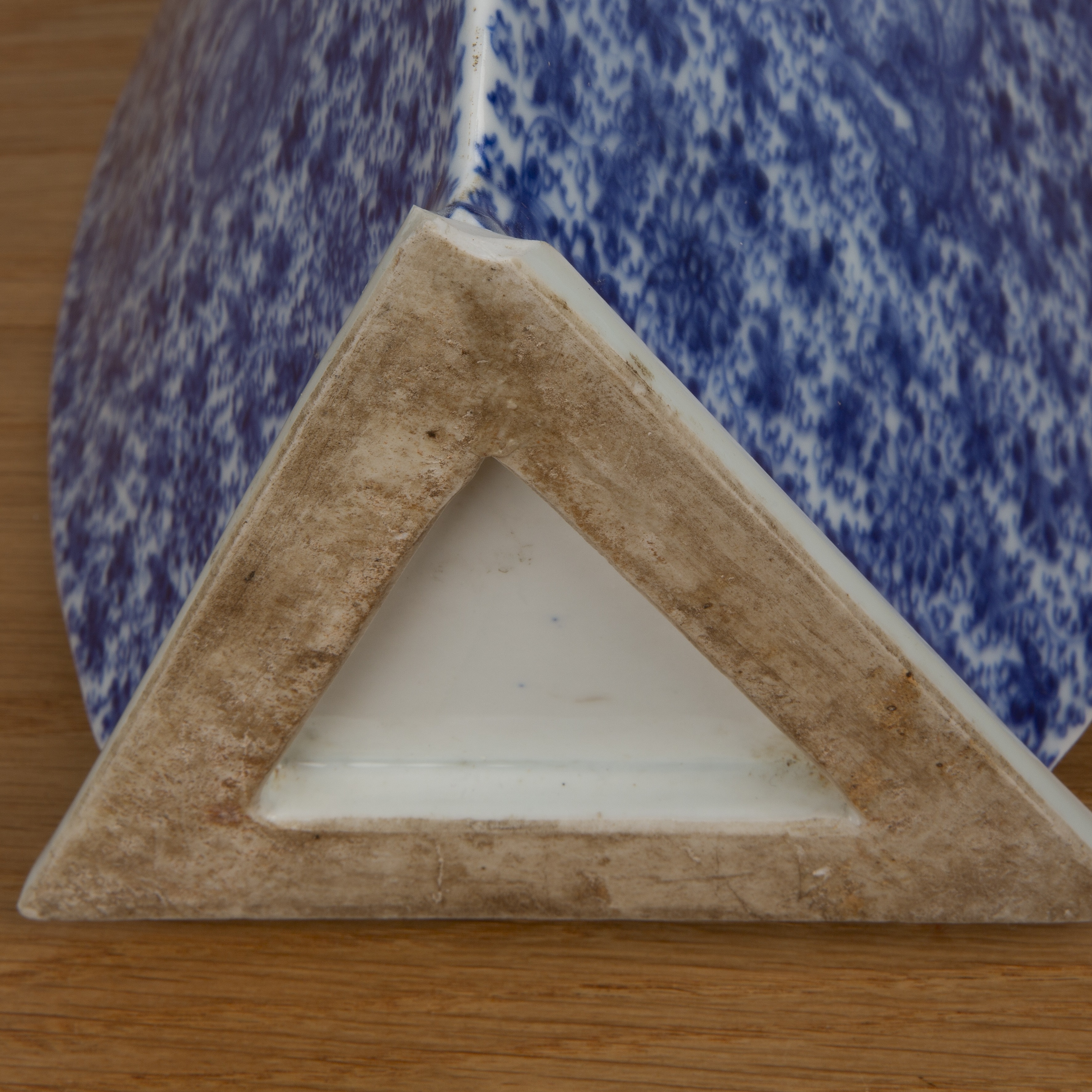 Triangular blue and white porcelain vase Chinese, 19th Century with raised cylindrical rings to - Image 5 of 5
