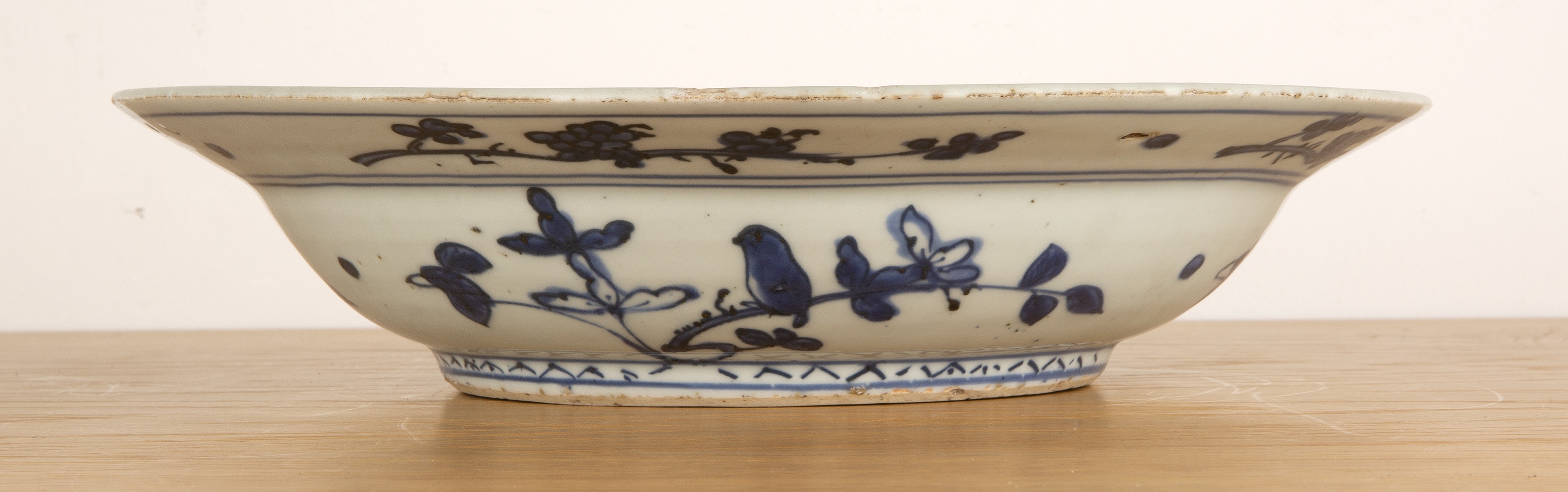 Blue and white porcelain large dish Chinese, Ming Wanli period painted with a central panel of - Bild 2 aus 4