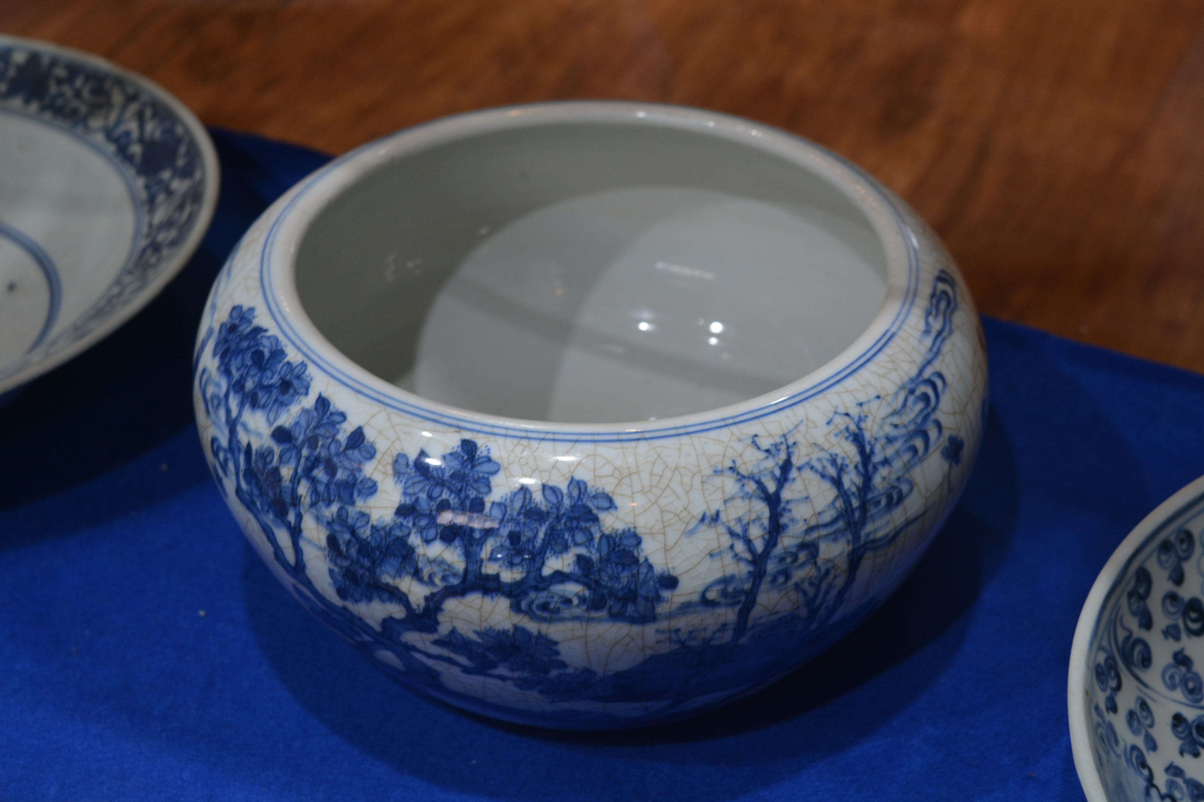Cracked ice porcelain bowl Chinese, 19th Century painted with scholars around the side, 26cm - Image 9 of 12