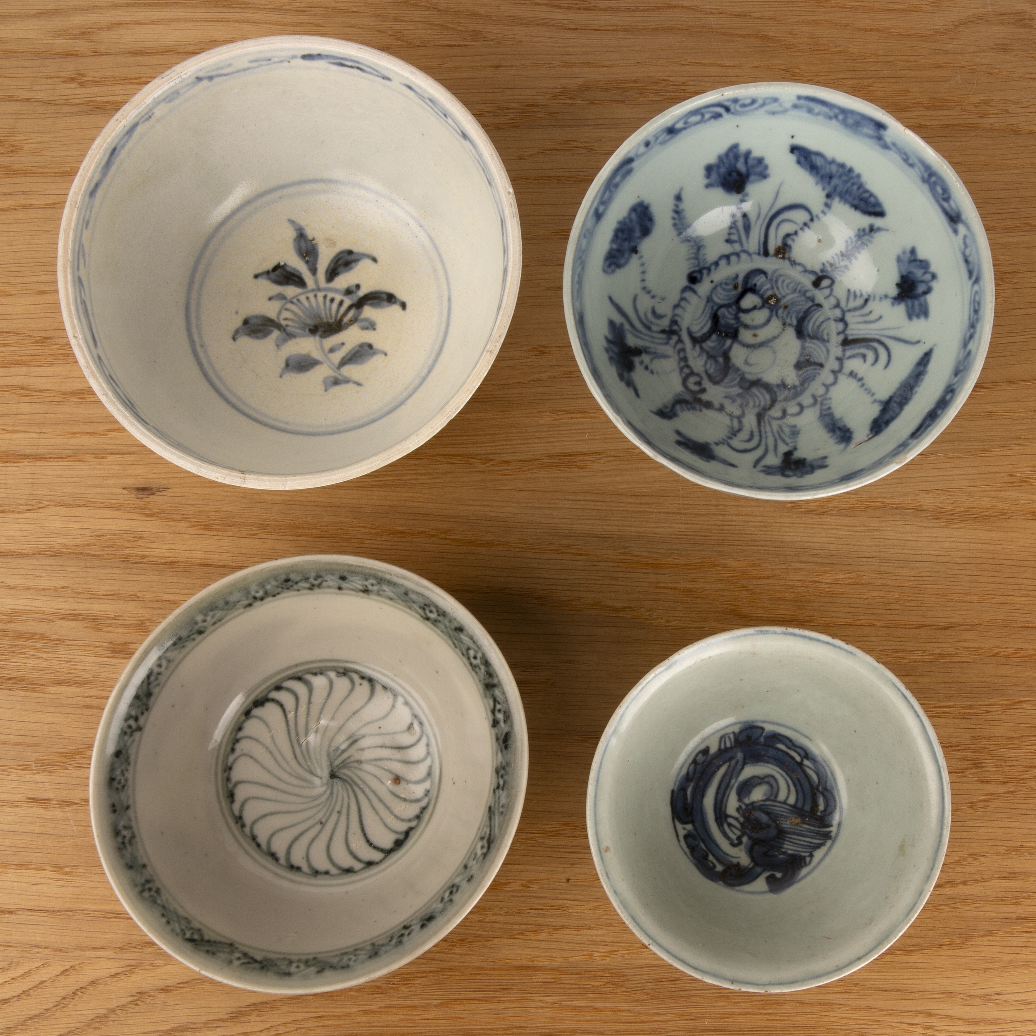 Group of four blue and white bowls Chinese, 16th Century to include a Makara pattern bowl, 15cm, a - Image 2 of 11