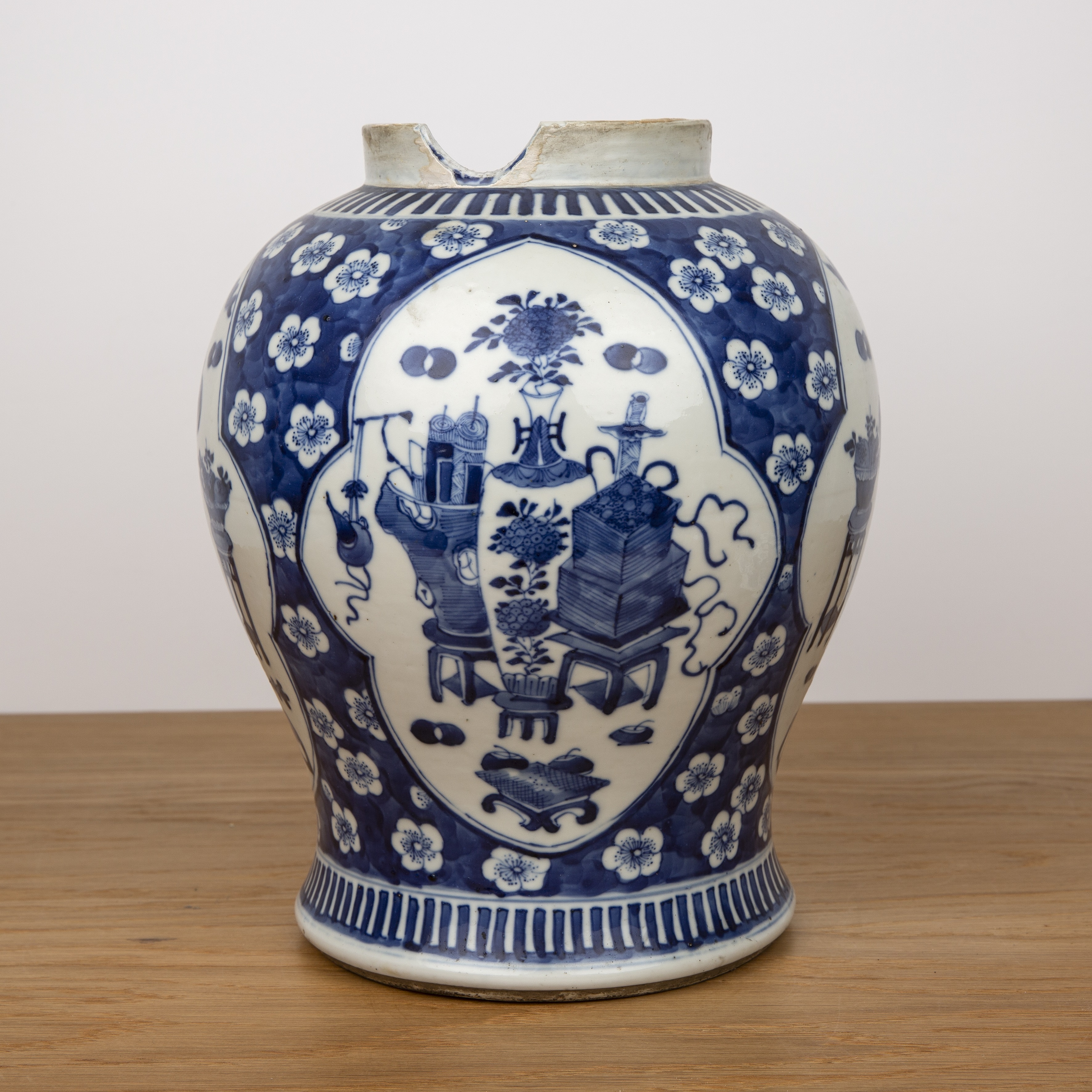 Blue and white porcelain vase and cover Chinese, 19th Century painted with panels of 'antiques' - Bild 4 aus 7
