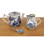 Three blue and white porcelain pieces Chinese, 18th/19th Century including an export teapot with a