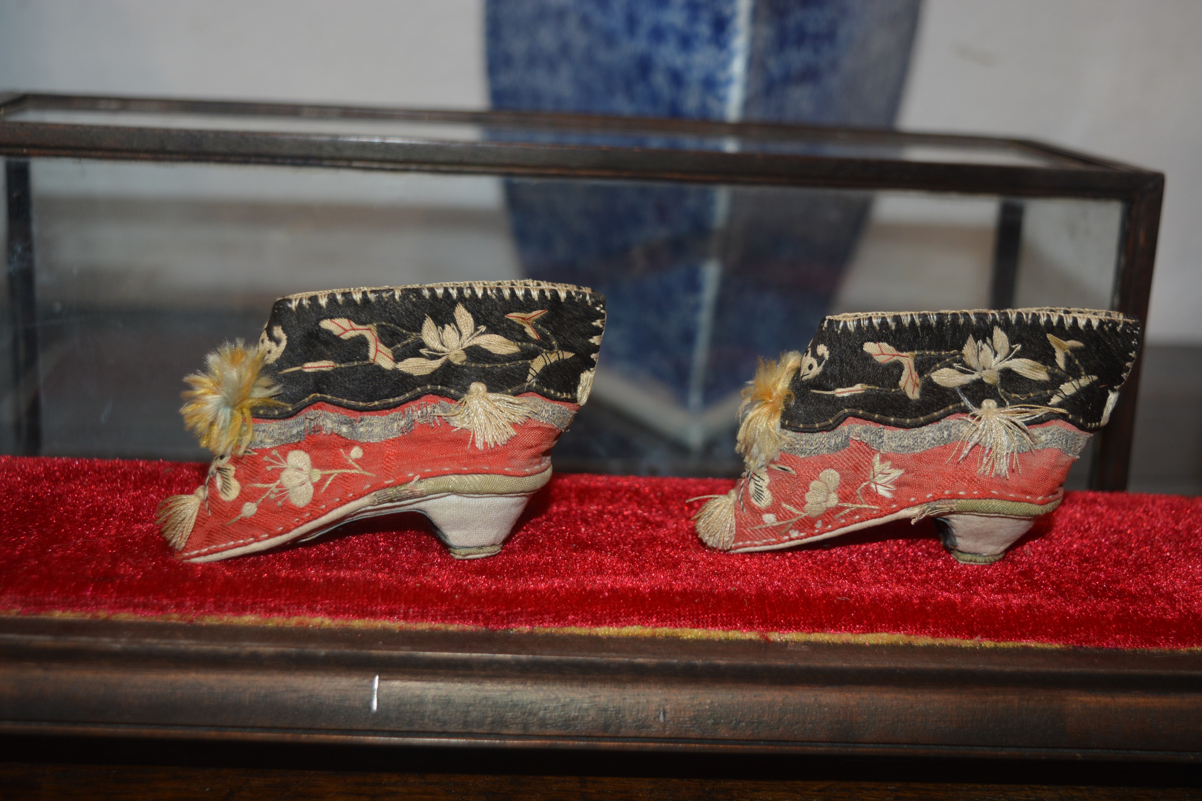 Four pairs of embroidered shoes Chinese set in three later wooden and glass cases, two cases 39. - Image 12 of 13