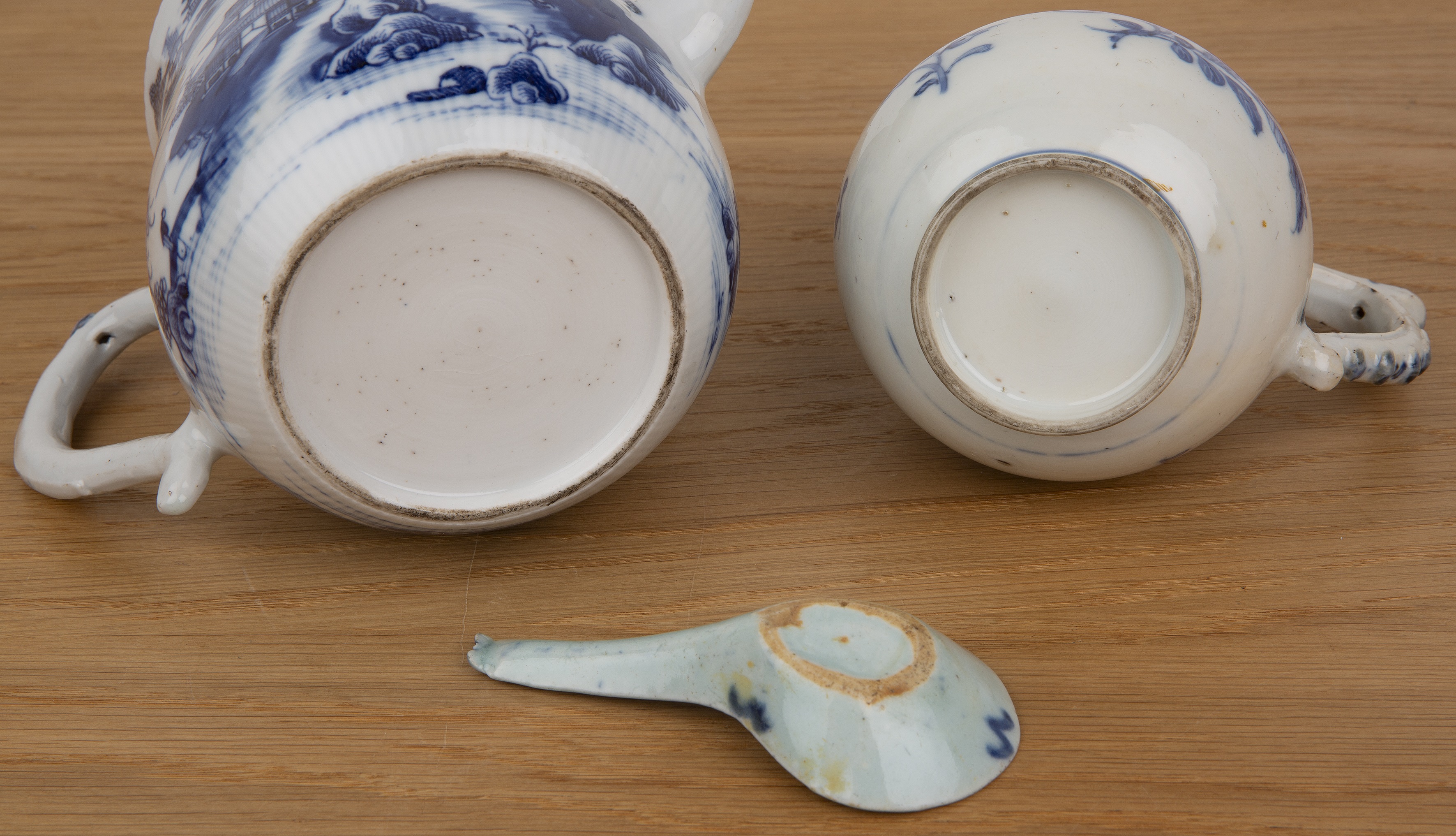 Three blue and white porcelain pieces Chinese, 18th/19th Century including an export teapot with a - Bild 3 aus 4