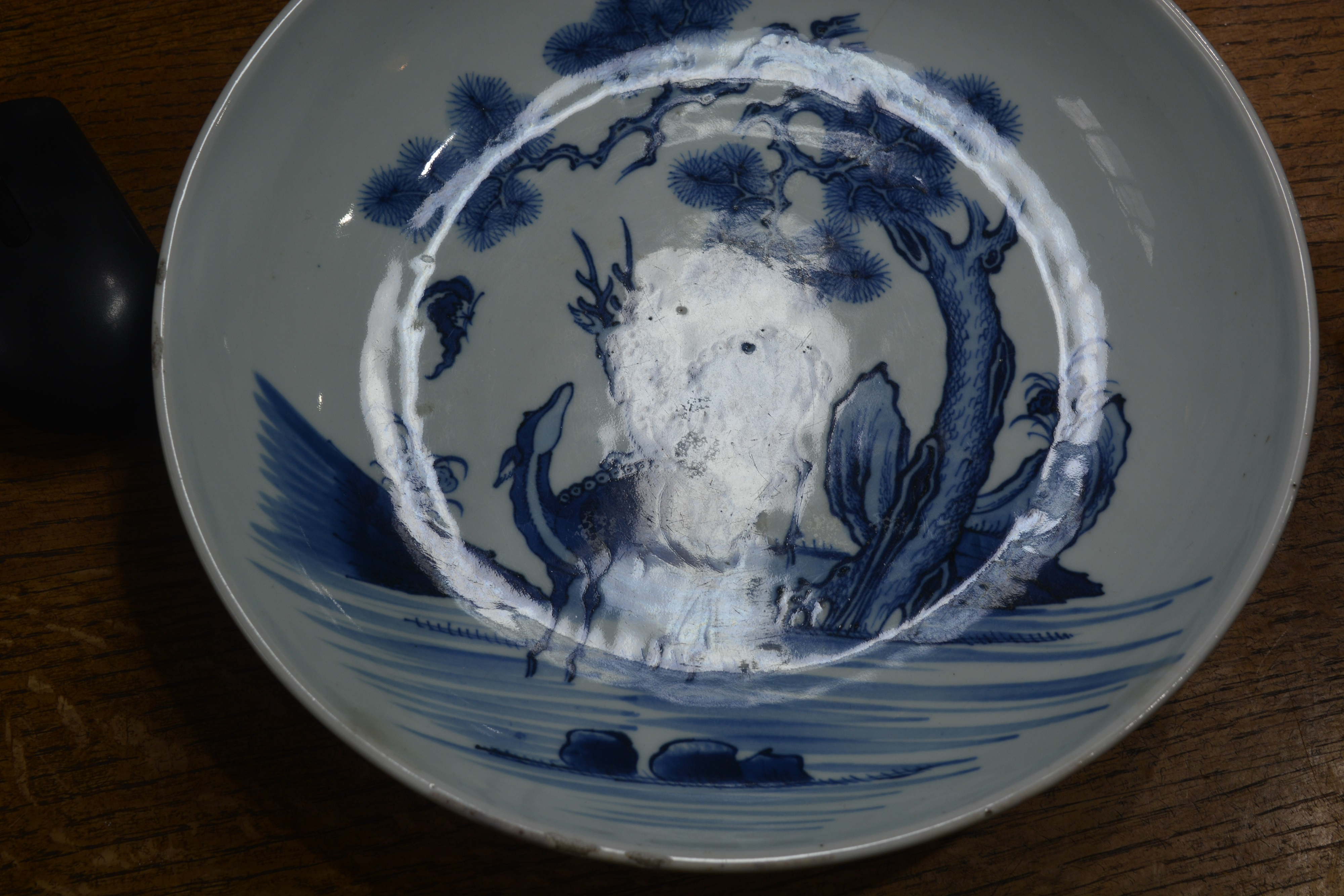 Pair of blue and white porcelain large dishes Chinese, 18th Century each painted with symbolic - Bild 12 aus 20