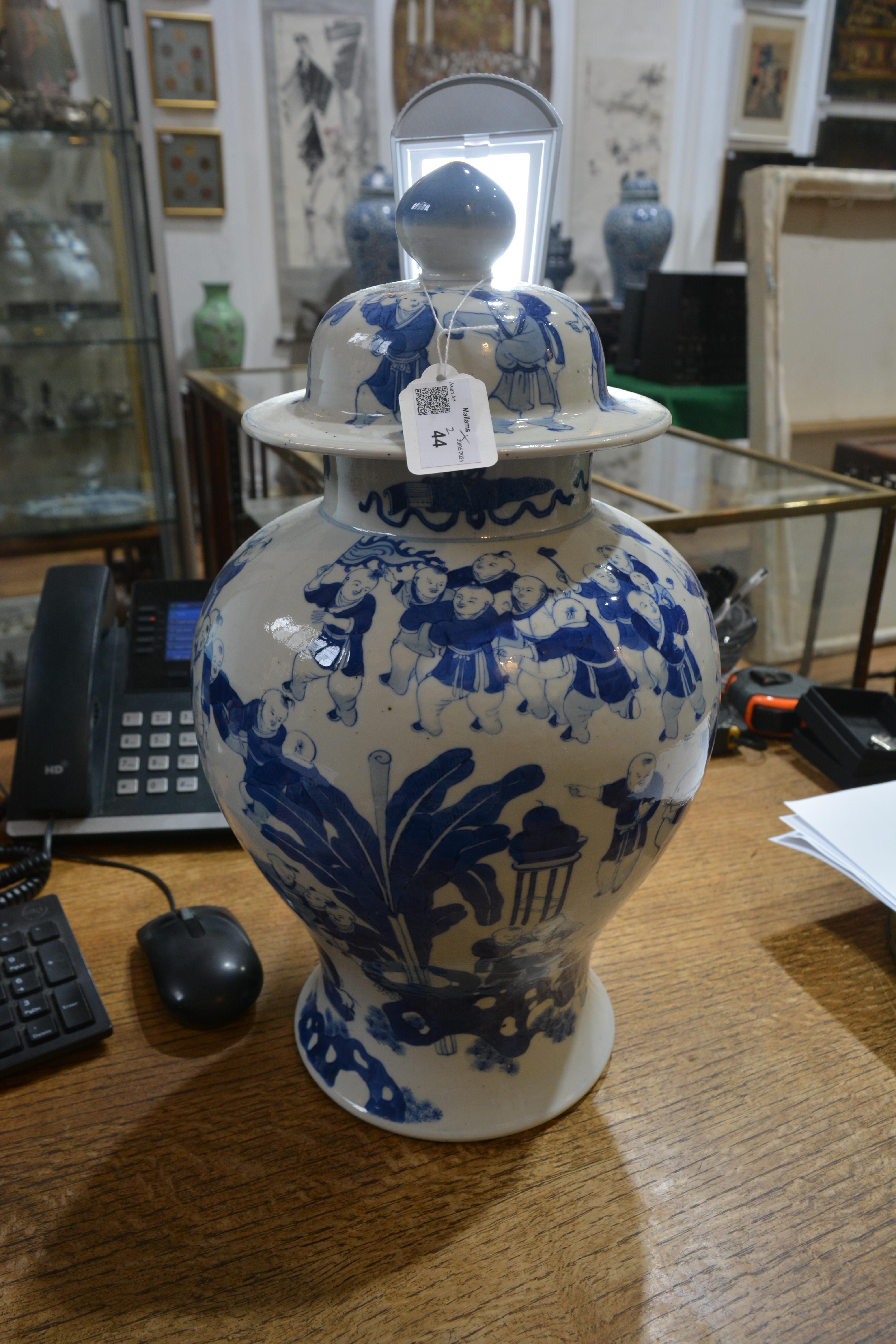 Pair of blue and white 'hundred boy ' porcelain vases and covers Chinese, Kangxi (1662-1722) the - Bild 22 aus 37