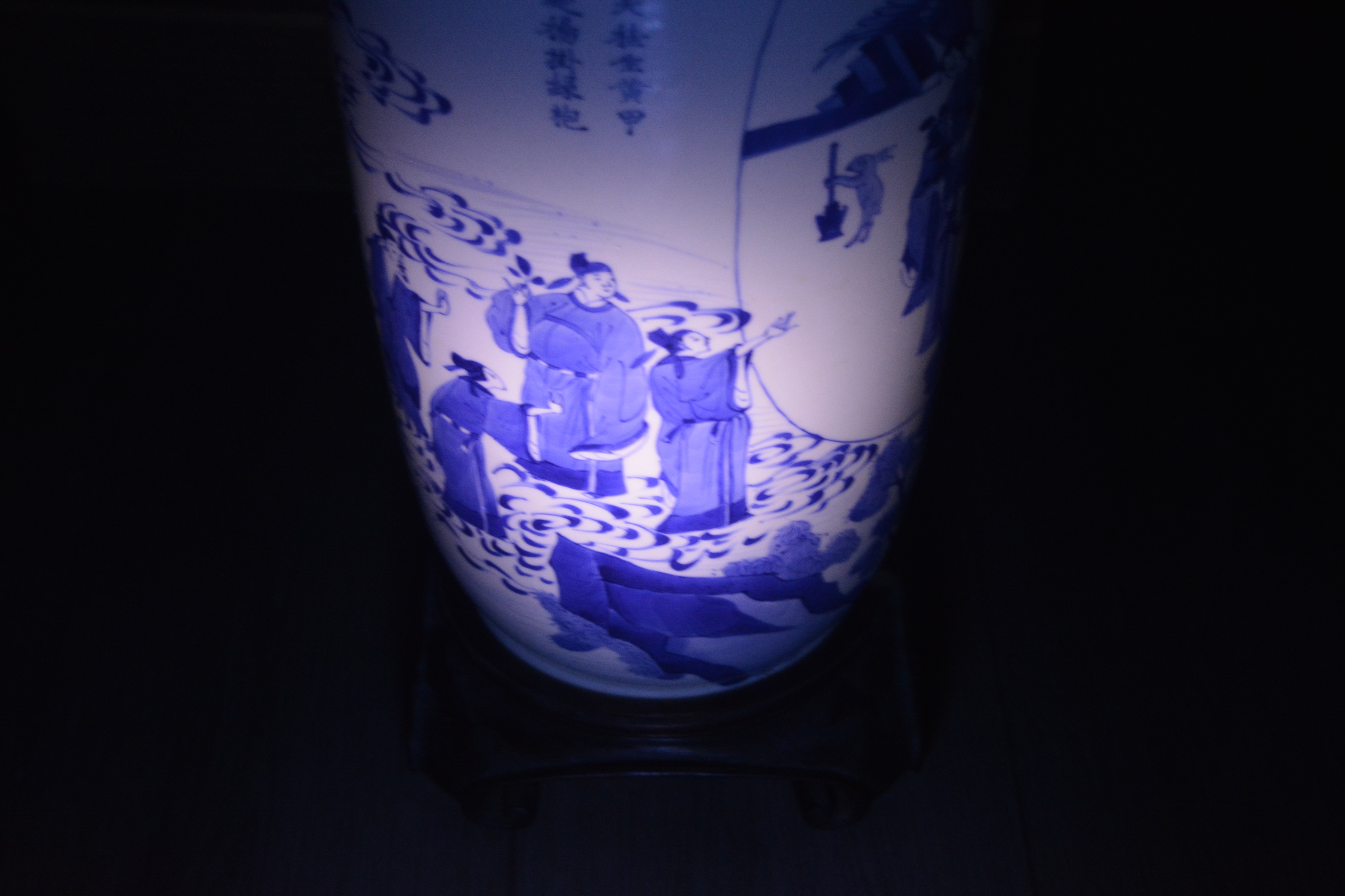 Blue and white porcelain rouleau vase Chinese, Kangxi painted with scholars, clouds, and figures - Image 33 of 33