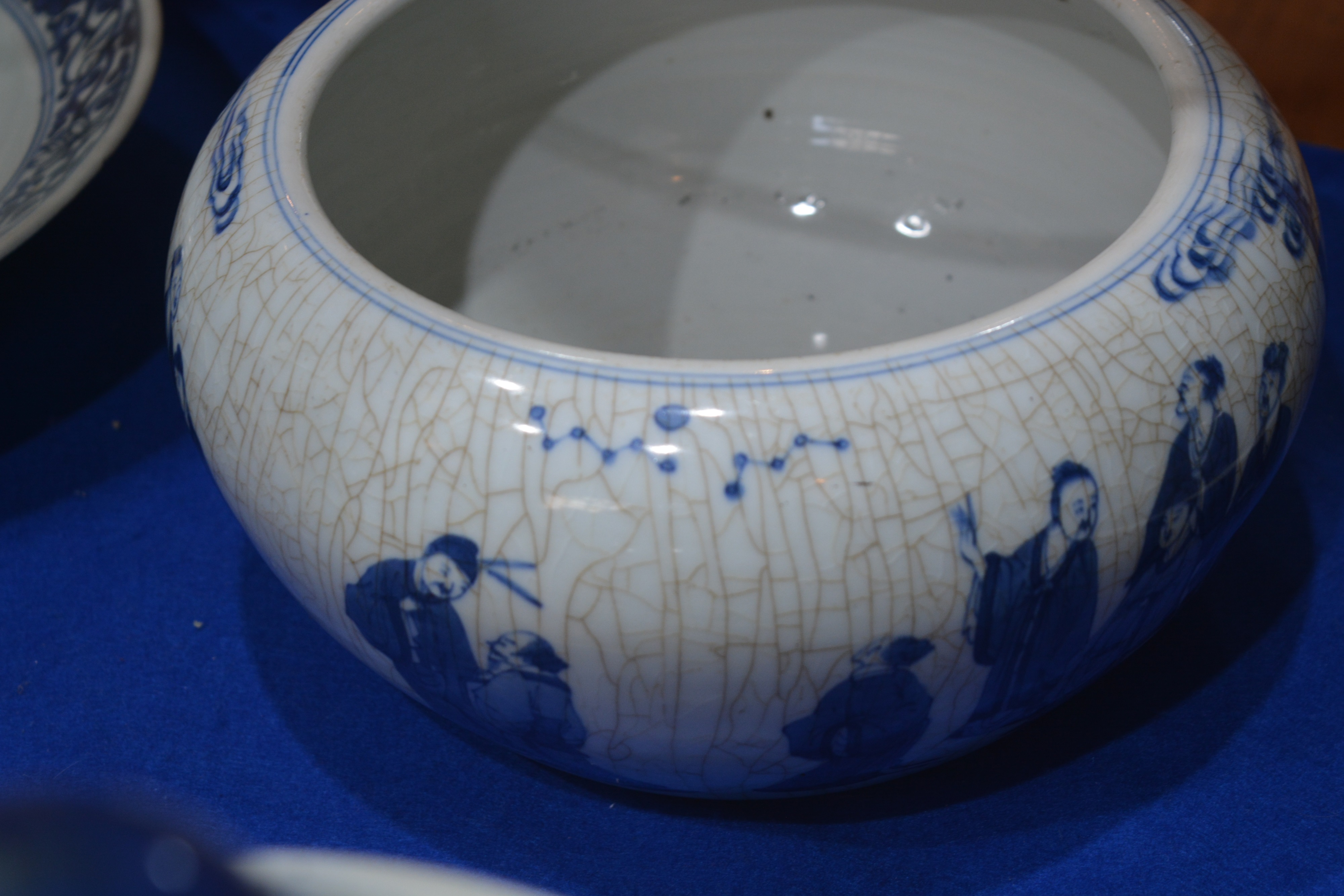 Cracked ice porcelain bowl Chinese, 19th Century painted with scholars around the side, 26cm - Image 10 of 12
