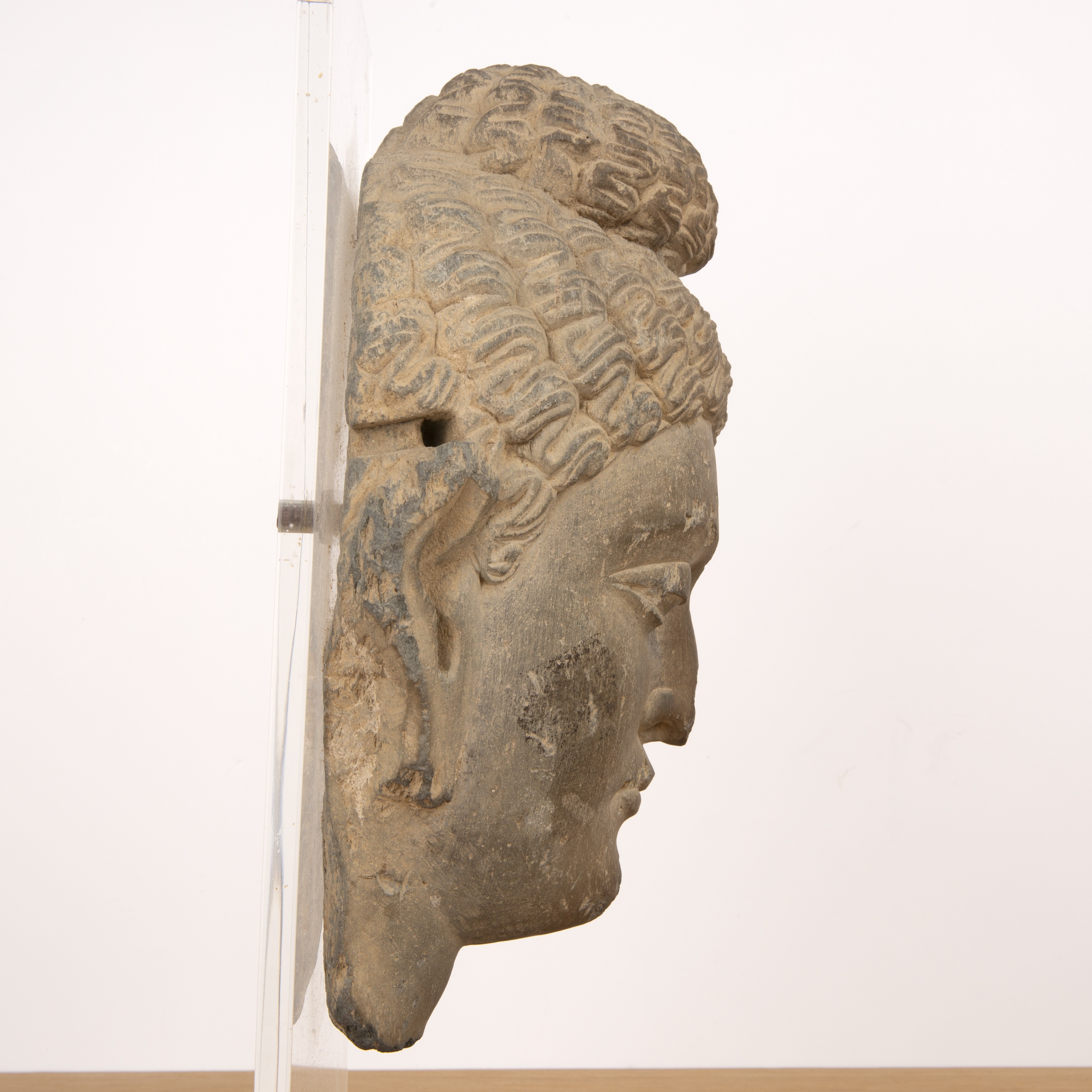 Fragmentary grey carved schist head of Buddha Indian, ancient region of Gandhara, 3rd-4th Century - Image 3 of 9