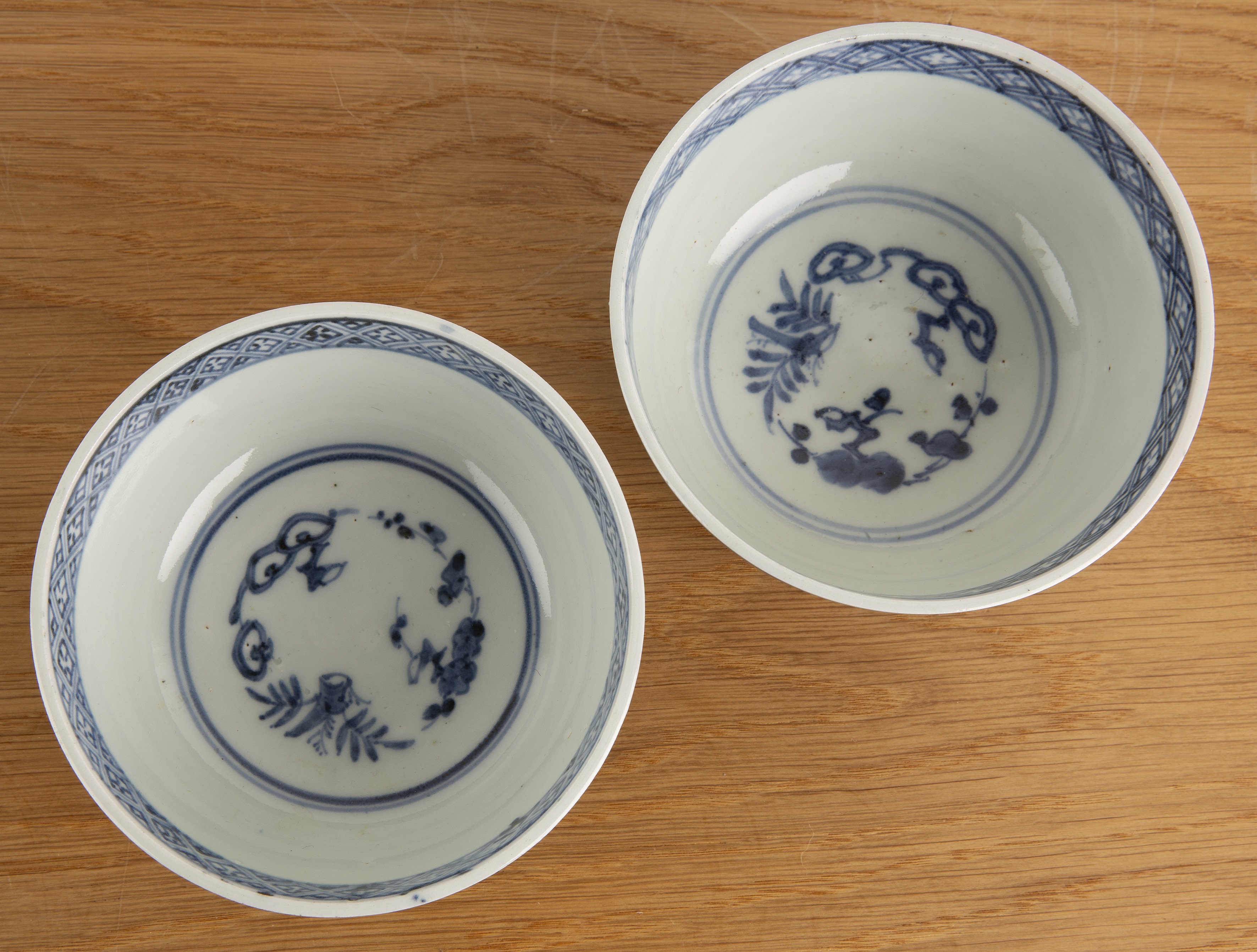 Group of porcelain pieces blue and white Chinese and Japanese to include a pair of bowls, painted - Bild 6 aus 7