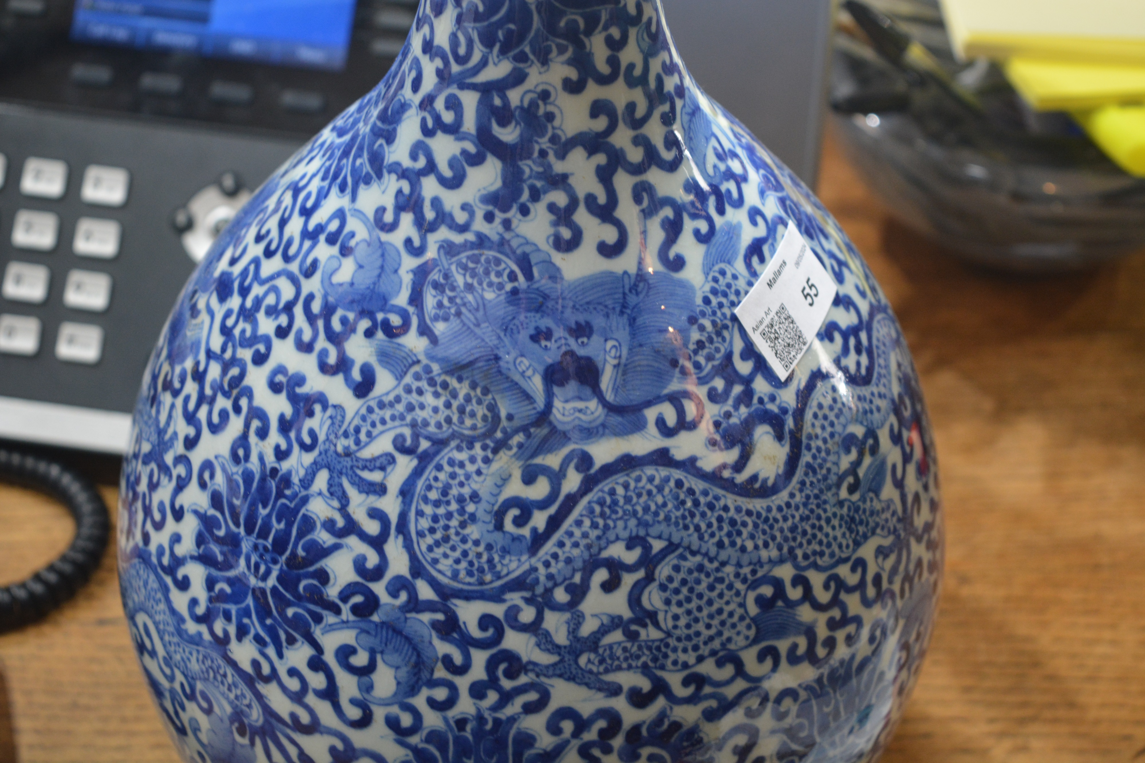 Blue and white porcelain bottle vase Chinese, early 20th Century painted with trailing dragons and - Image 5 of 5