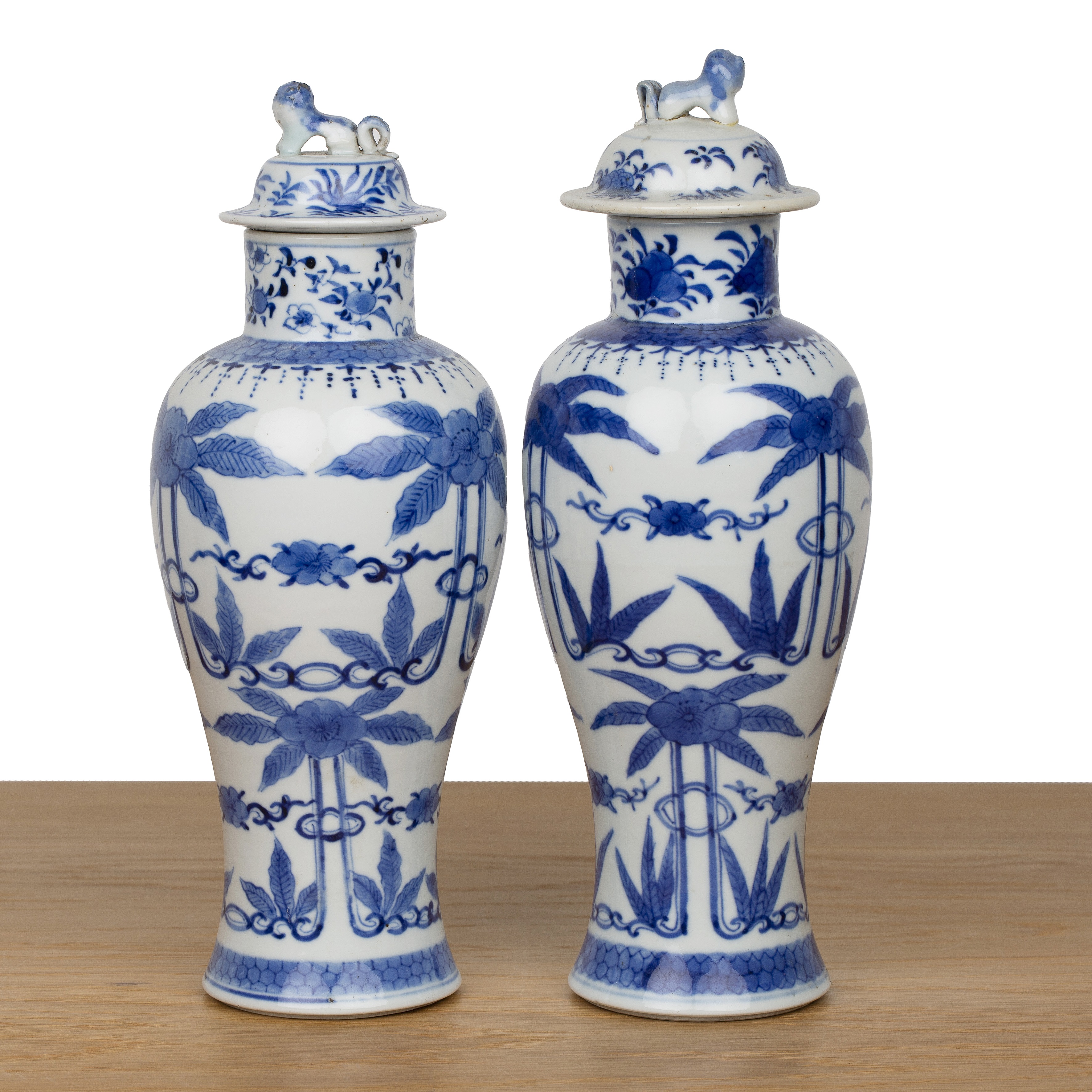 Two similar blue and white porcelain vases and covers Chinese, 19th Century painted with flower - Bild 2 aus 4