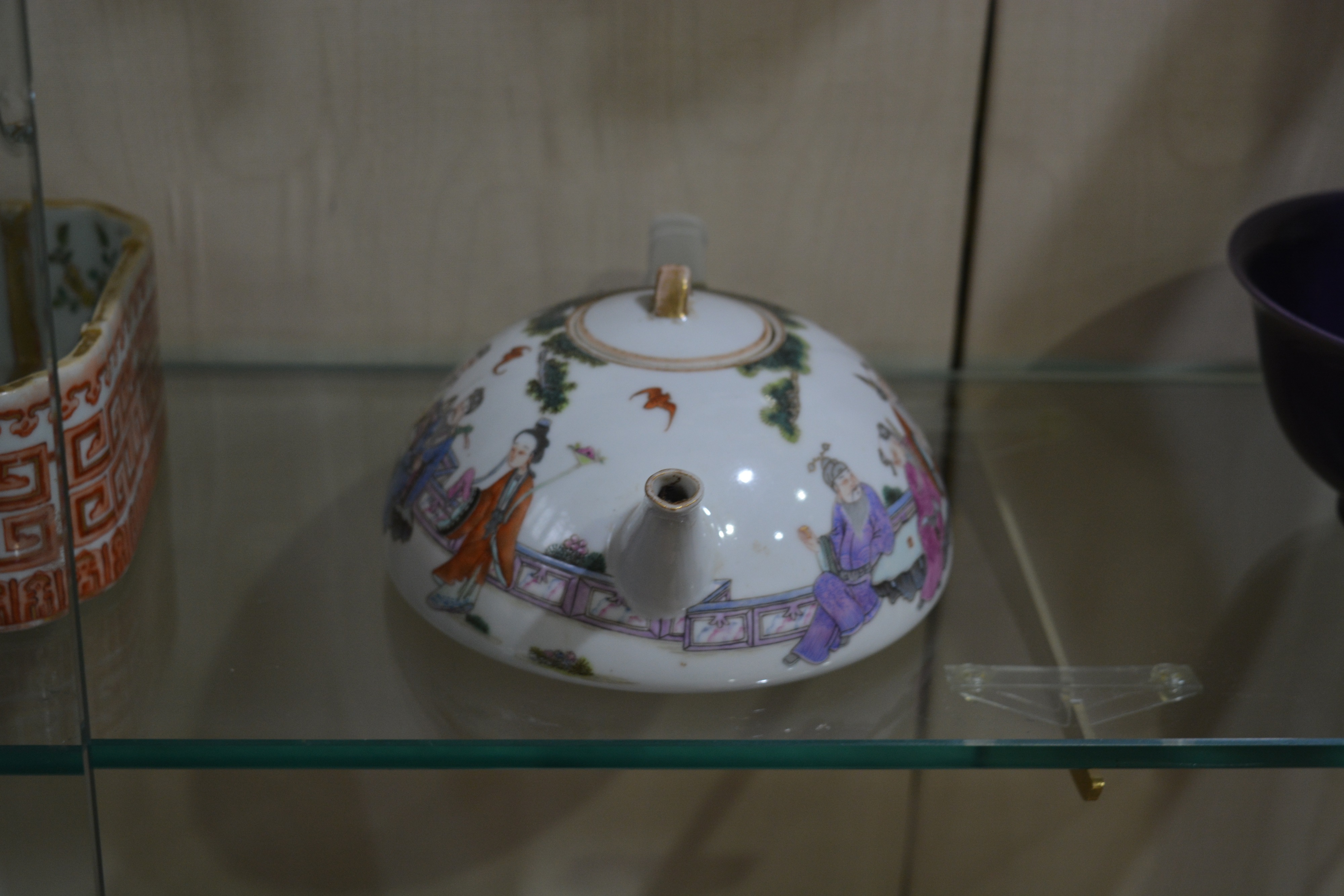 Famille rose flat porcelain teapot Chinese, 19th Century painted in polychrome enamels with scholars - Image 5 of 8