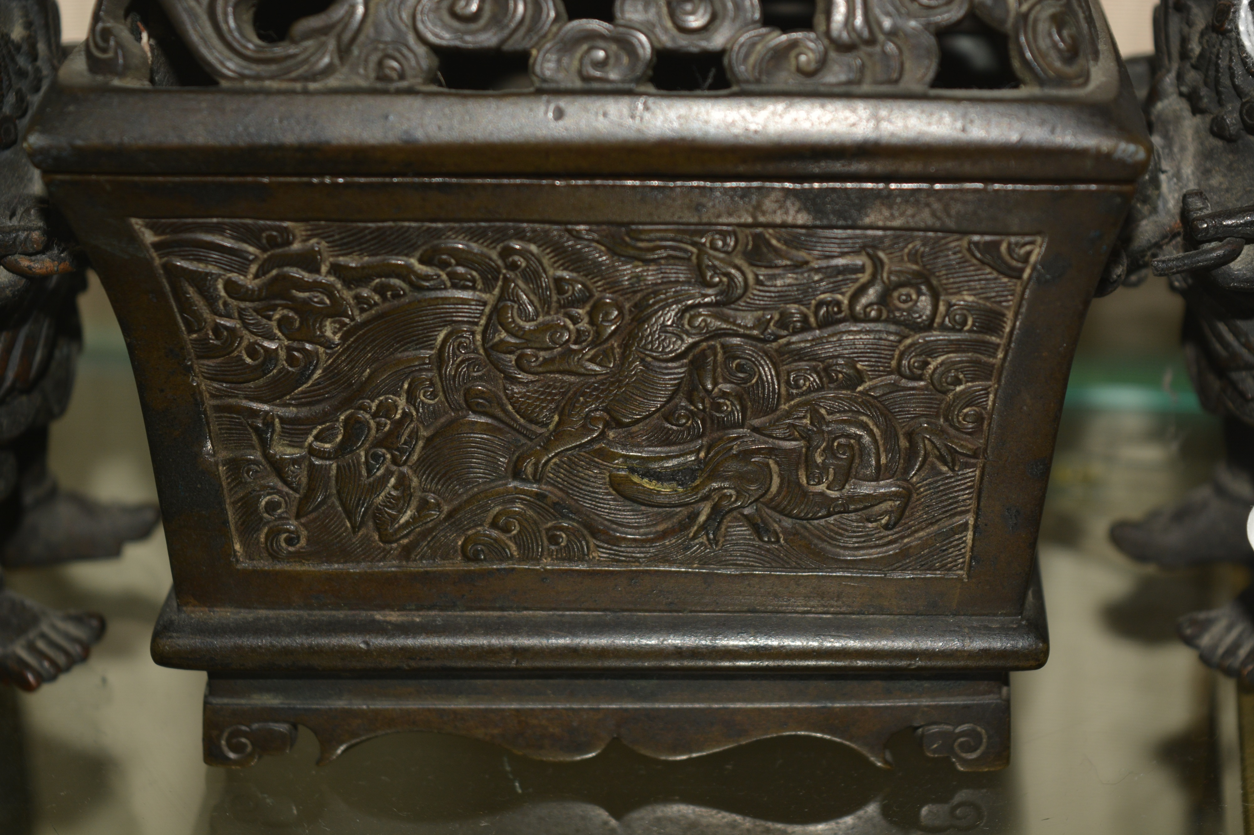 Bronze censer Chinese, 18th/19th Century in the form of a central rectangular casket with a - Bild 22 aus 27