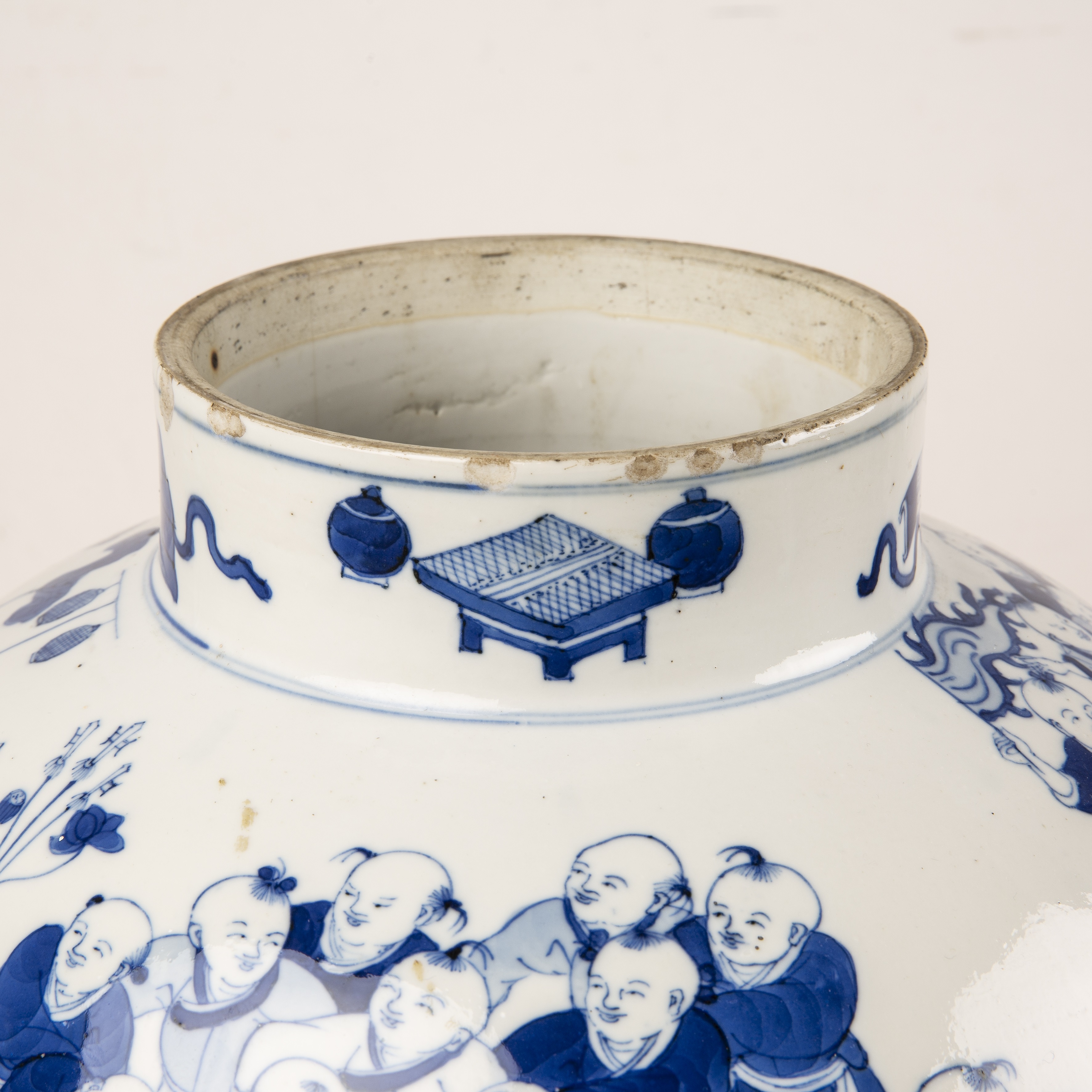 Pair of blue and white 'hundred boy ' porcelain vases and covers Chinese, Kangxi (1662-1722) the - Bild 8 aus 37