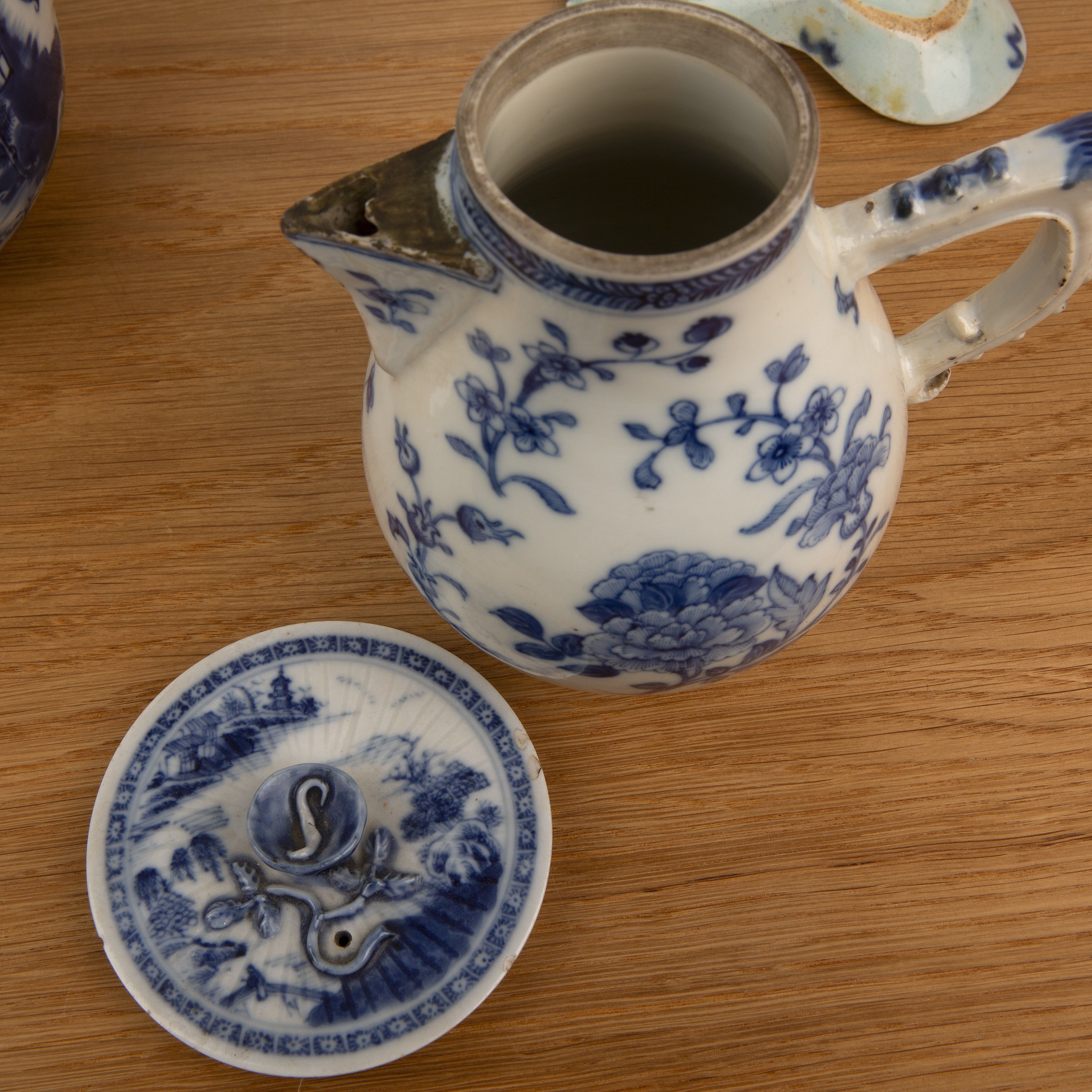 Three blue and white porcelain pieces Chinese, 18th/19th Century including an export teapot with a - Bild 4 aus 4