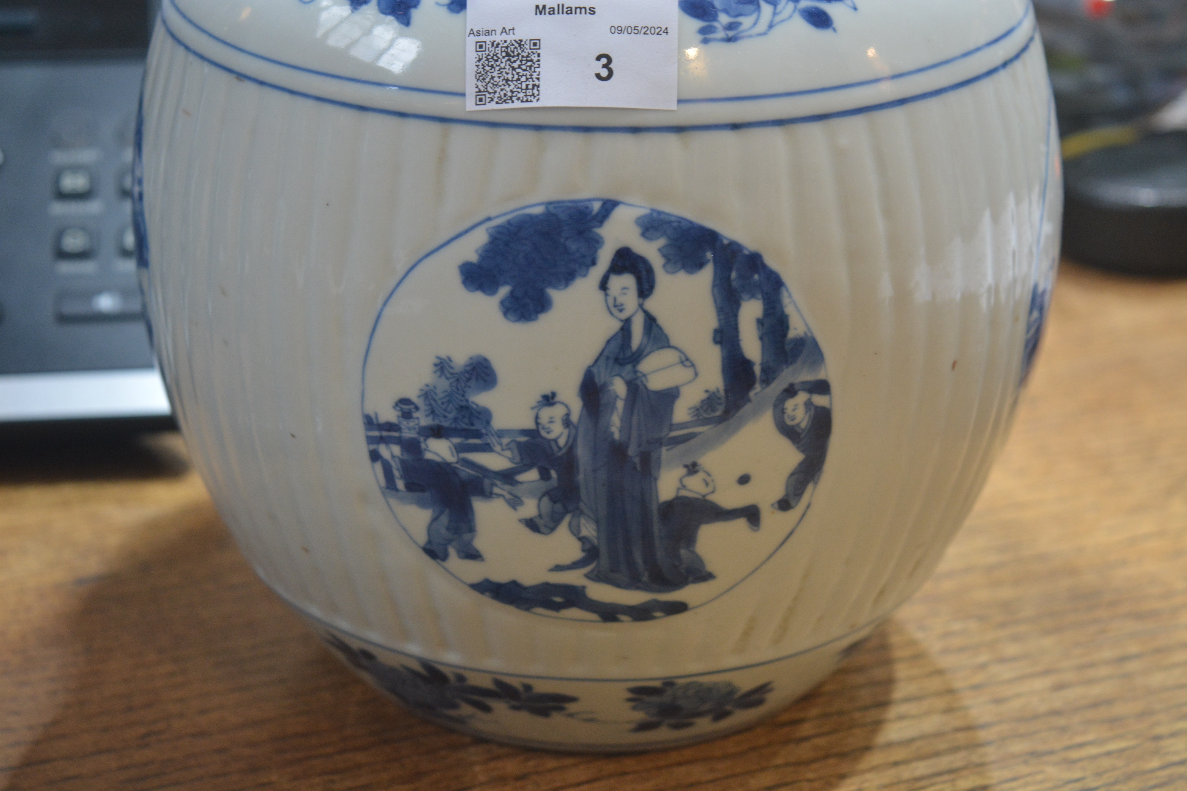 Blue and white porcelain ovoid jar and cover Chinese, Kangxi painted with four panels of children - Bild 8 aus 15