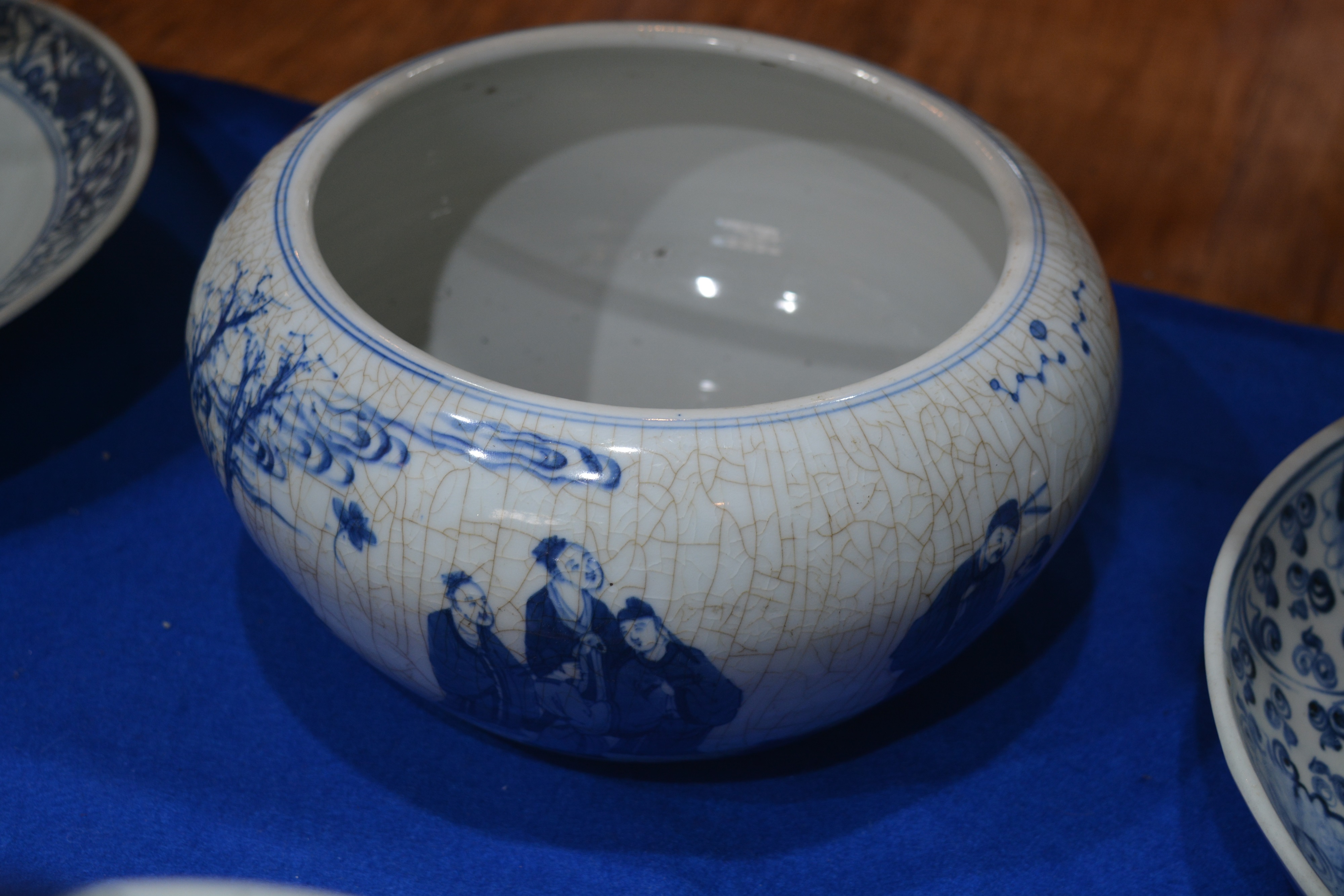 Cracked ice porcelain bowl Chinese, 19th Century painted with scholars around the side, 26cm - Image 7 of 12