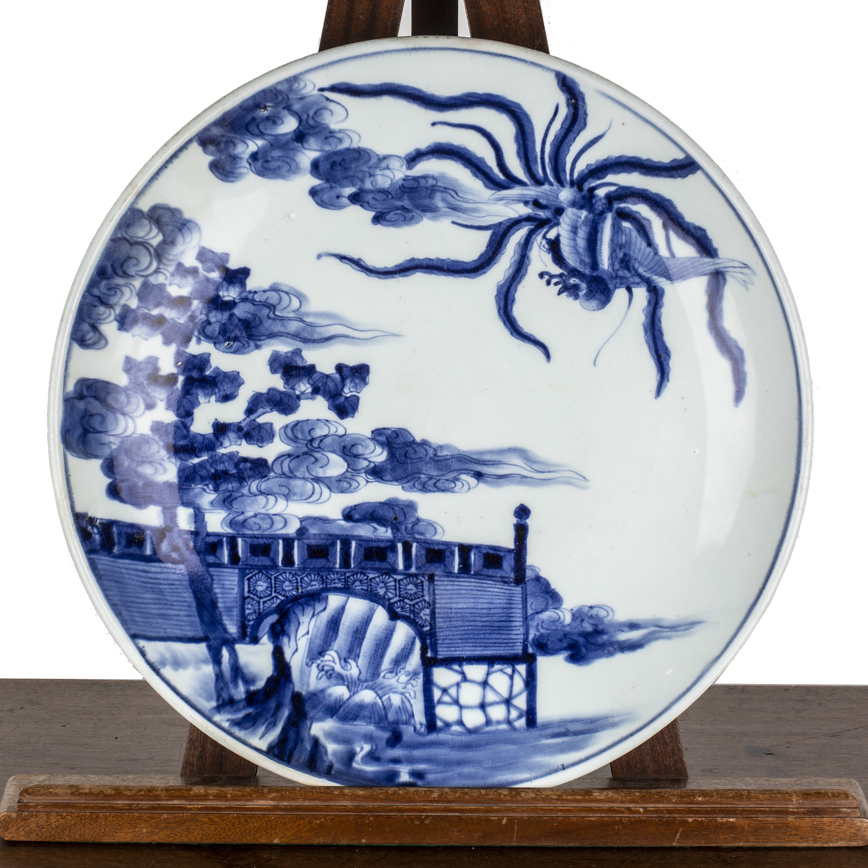 Blue and white porcelain charger Japanese, 19th Century painted with a phoenix above a pine tree, - Bild 2 aus 3