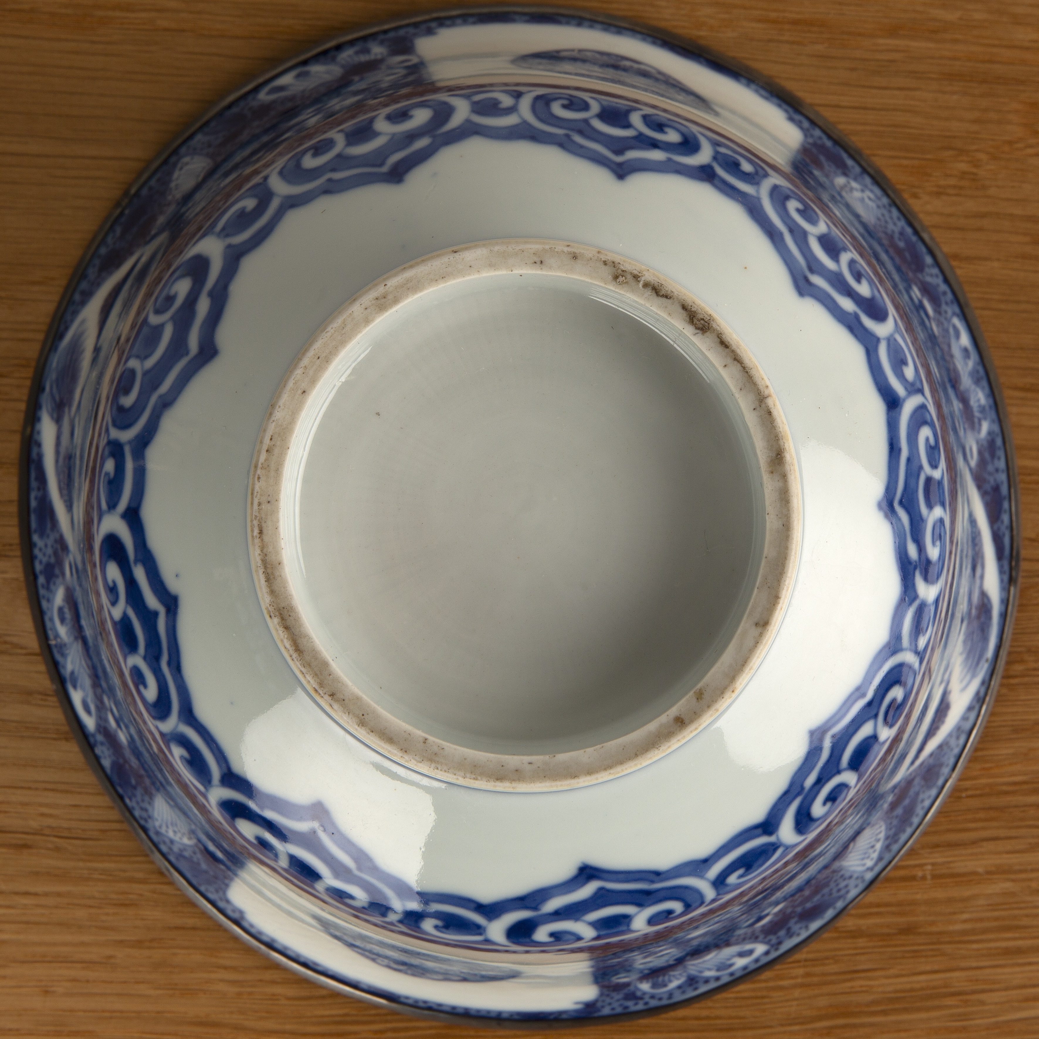 Group of blue and white porcelain Chinese and Japanese to include four shallow dragon dishes, 15.9cm - Bild 5 aus 5