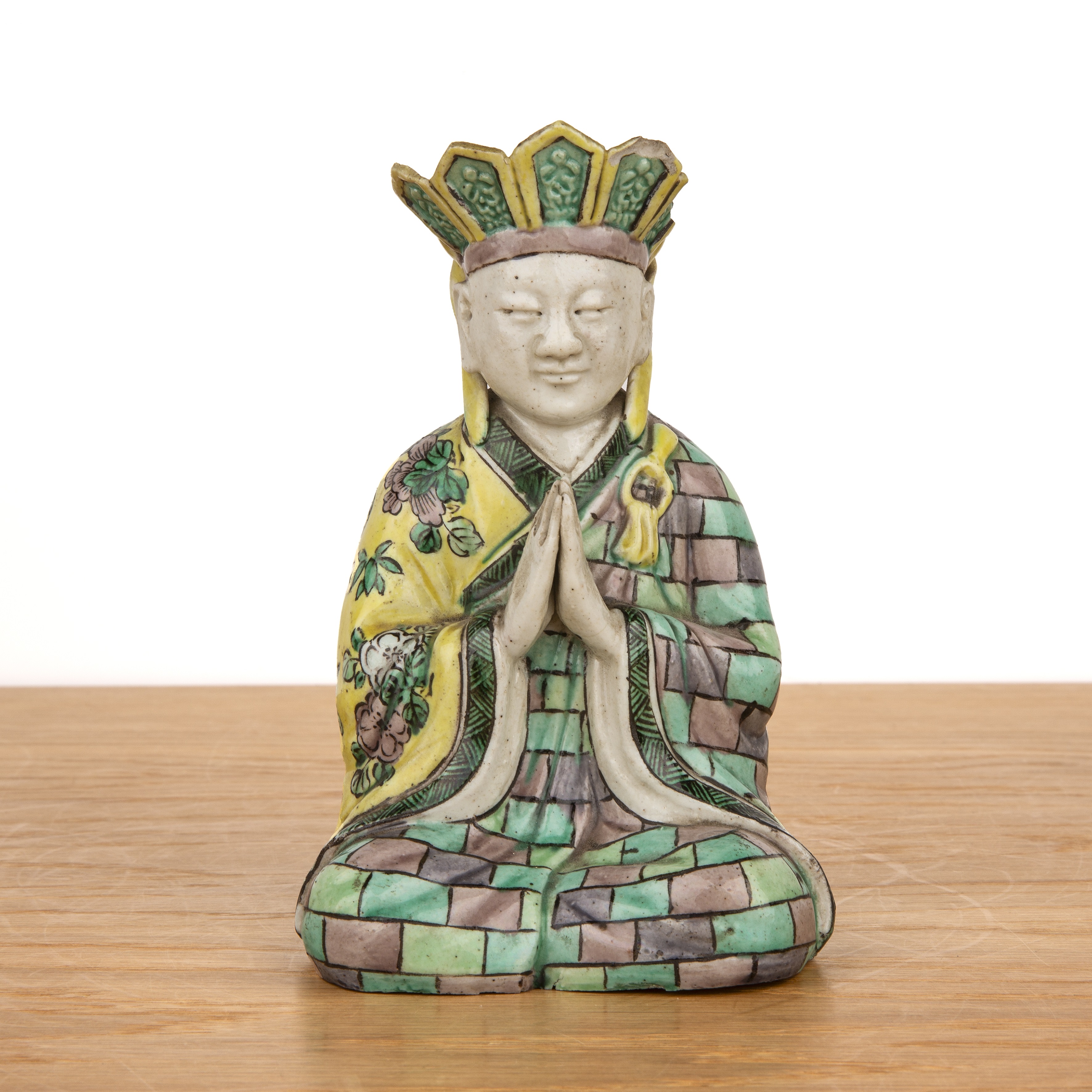 Famille verte buddha Chinese, Kangxi the kneeling figure with hands clasped, in a flower and