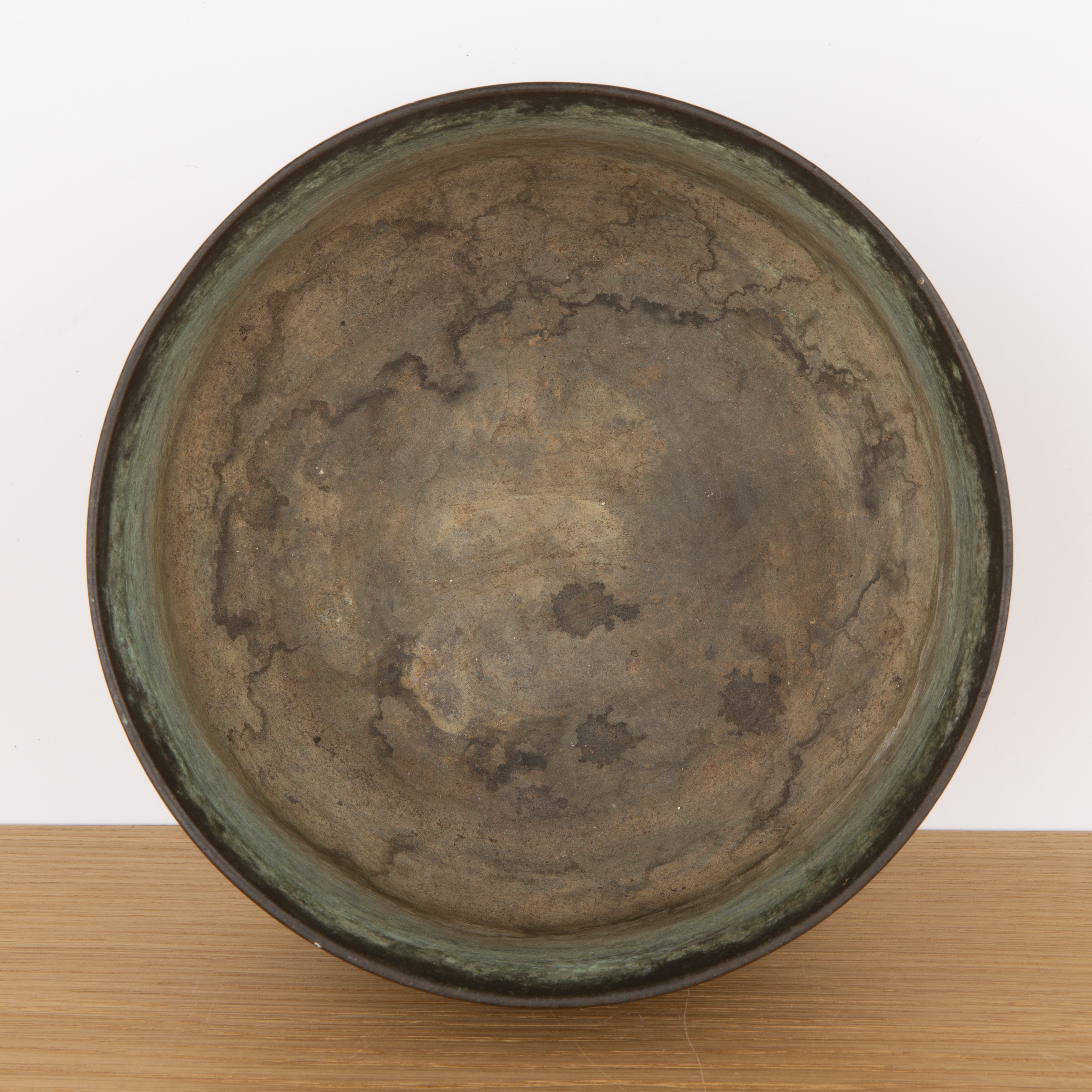Bronze bowl Chinese, 17th/18th Century having a band of palmettes beneath a running scroll border, - Image 3 of 4