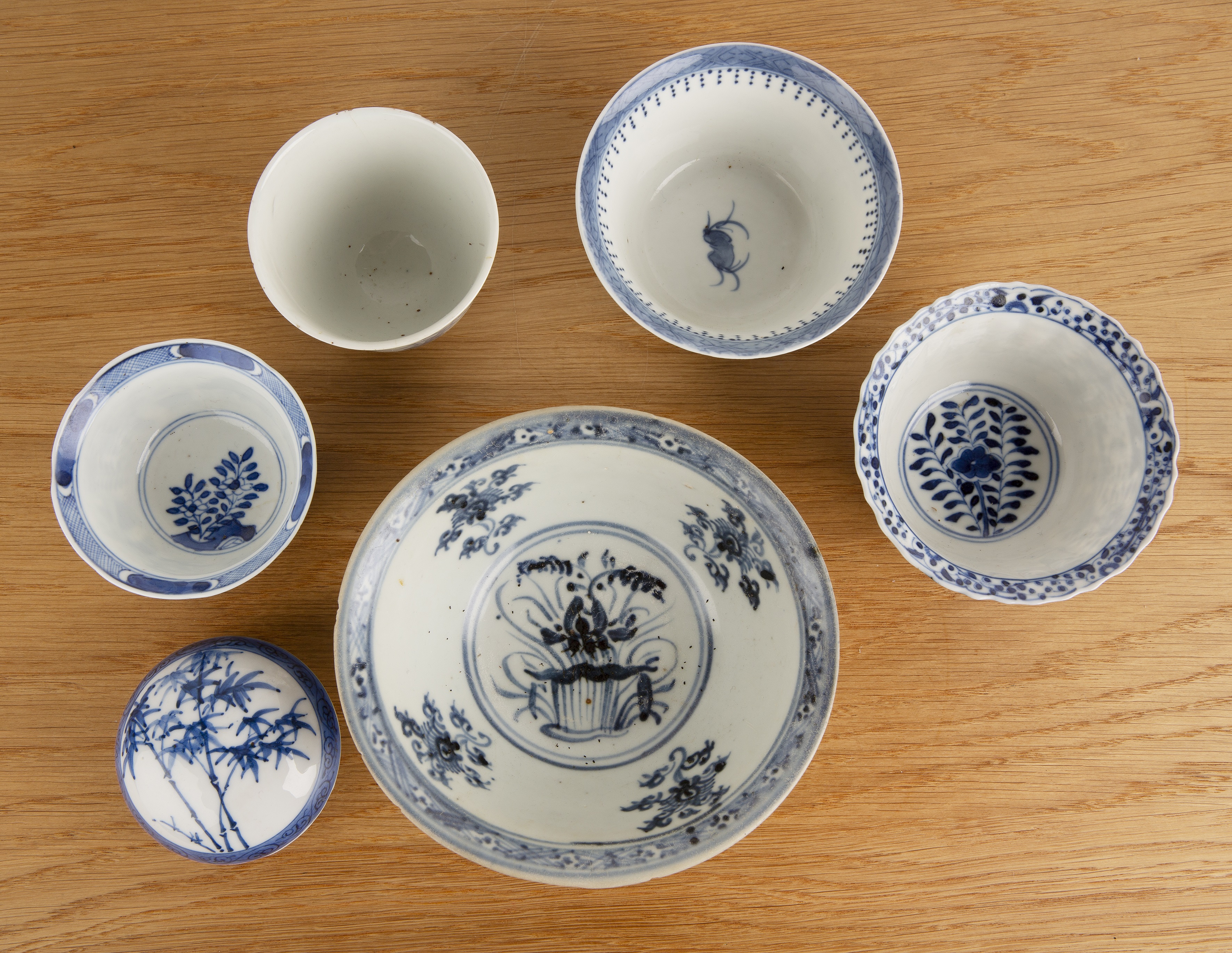 Group of blue and white porcelain Chinese and Japanese to include a tea bowl and saucer, painted - Bild 2 aus 6