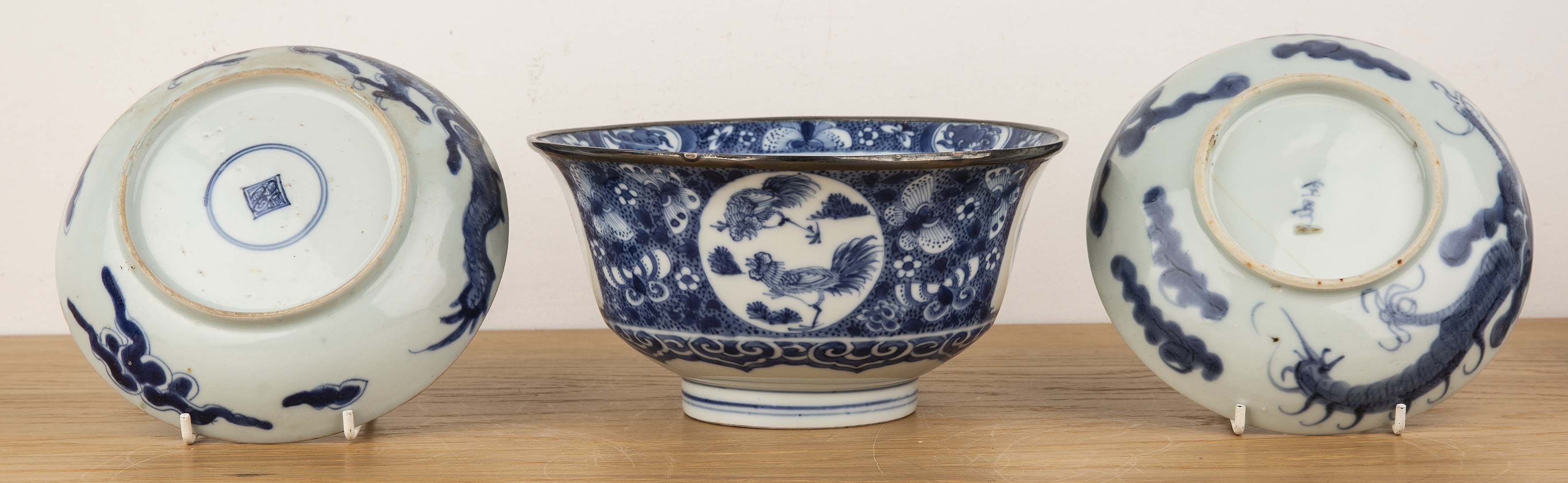 Group of blue and white porcelain Chinese and Japanese to include four shallow dragon dishes, 15.9cm - Image 2 of 5