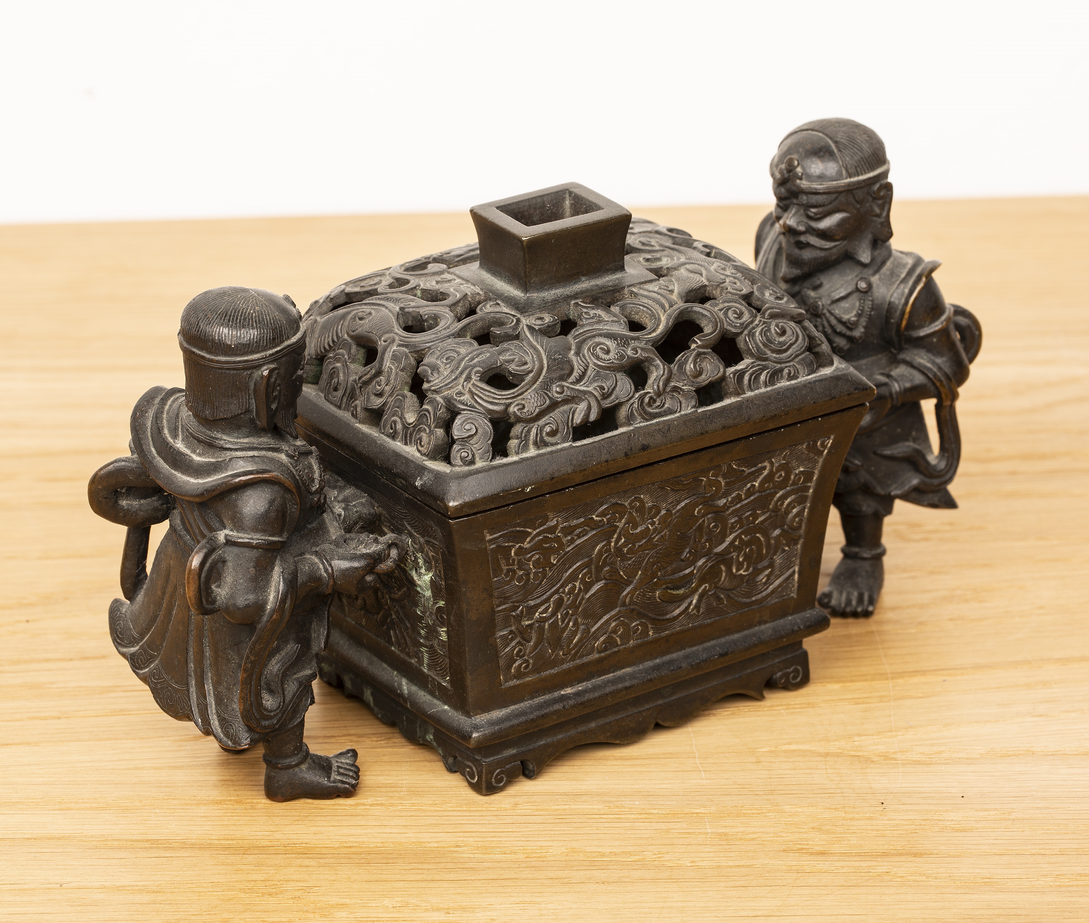 Bronze censer Chinese, 18th/19th Century in the form of a central rectangular casket with a - Bild 3 aus 27