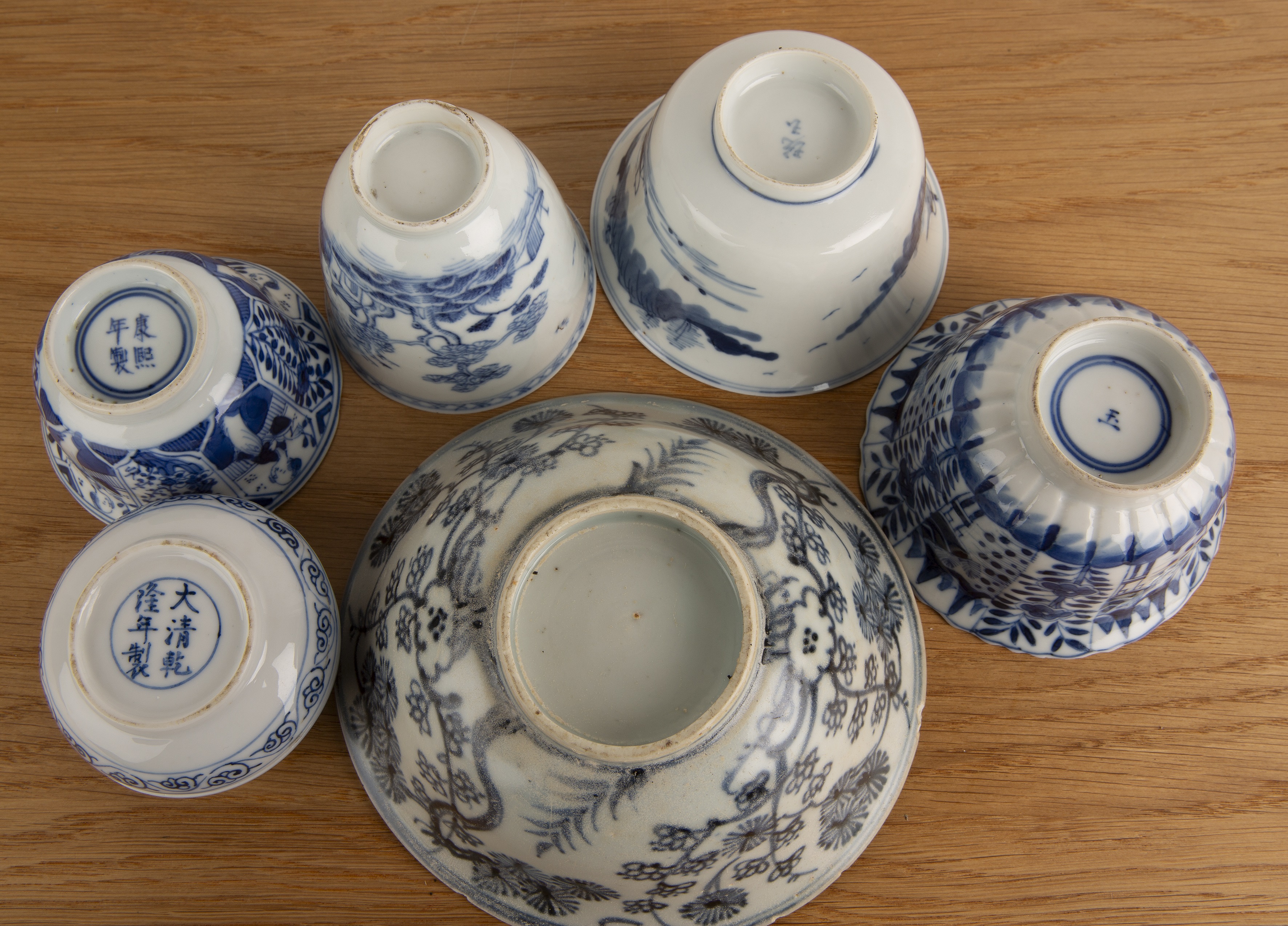 Group of blue and white porcelain Chinese and Japanese to include a tea bowl and saucer, painted - Bild 4 aus 6