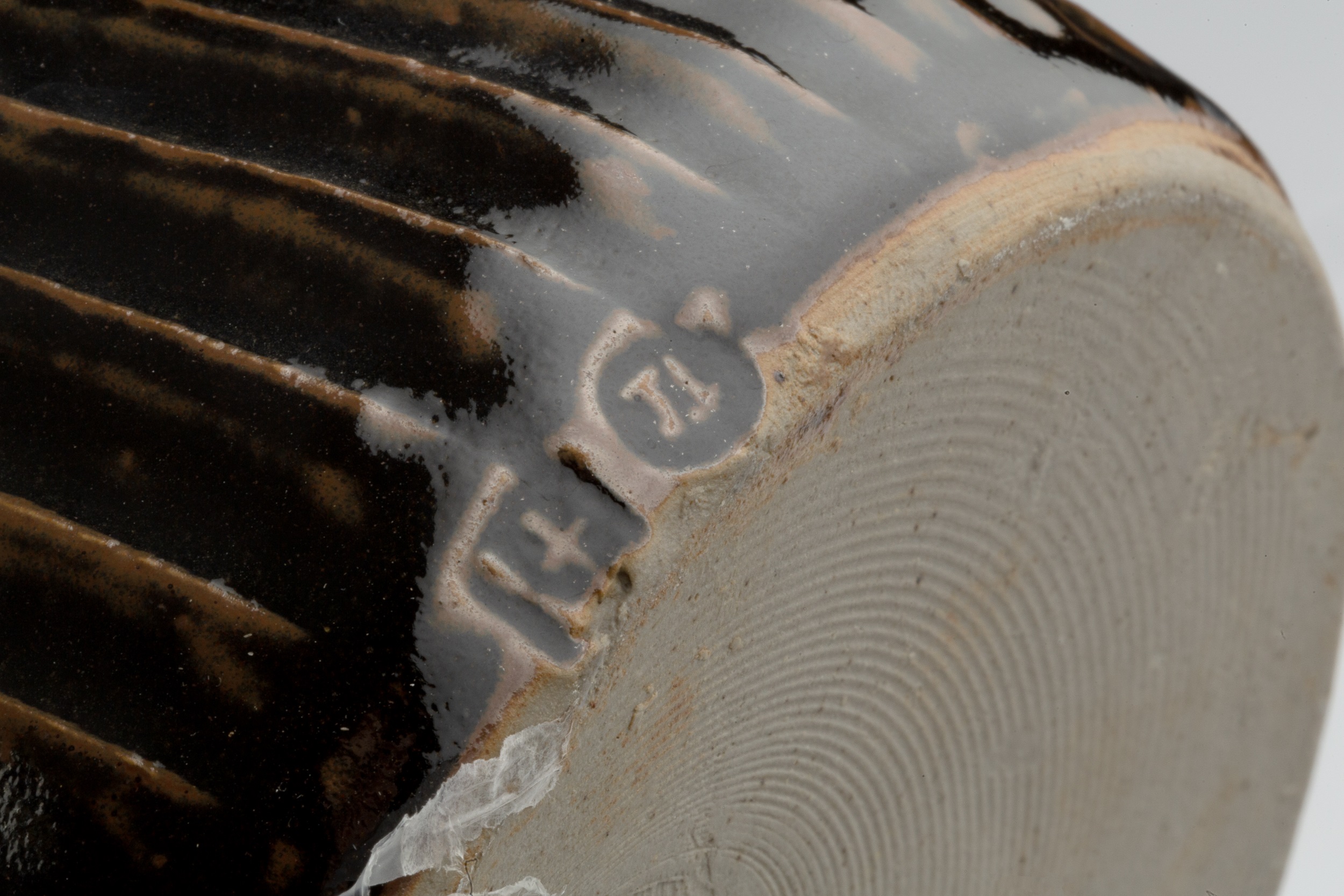 David Eeles (1933-2015) Teapot incised initials 18cm high; together with a David Lloyd-Jones teapot; - Image 6 of 6