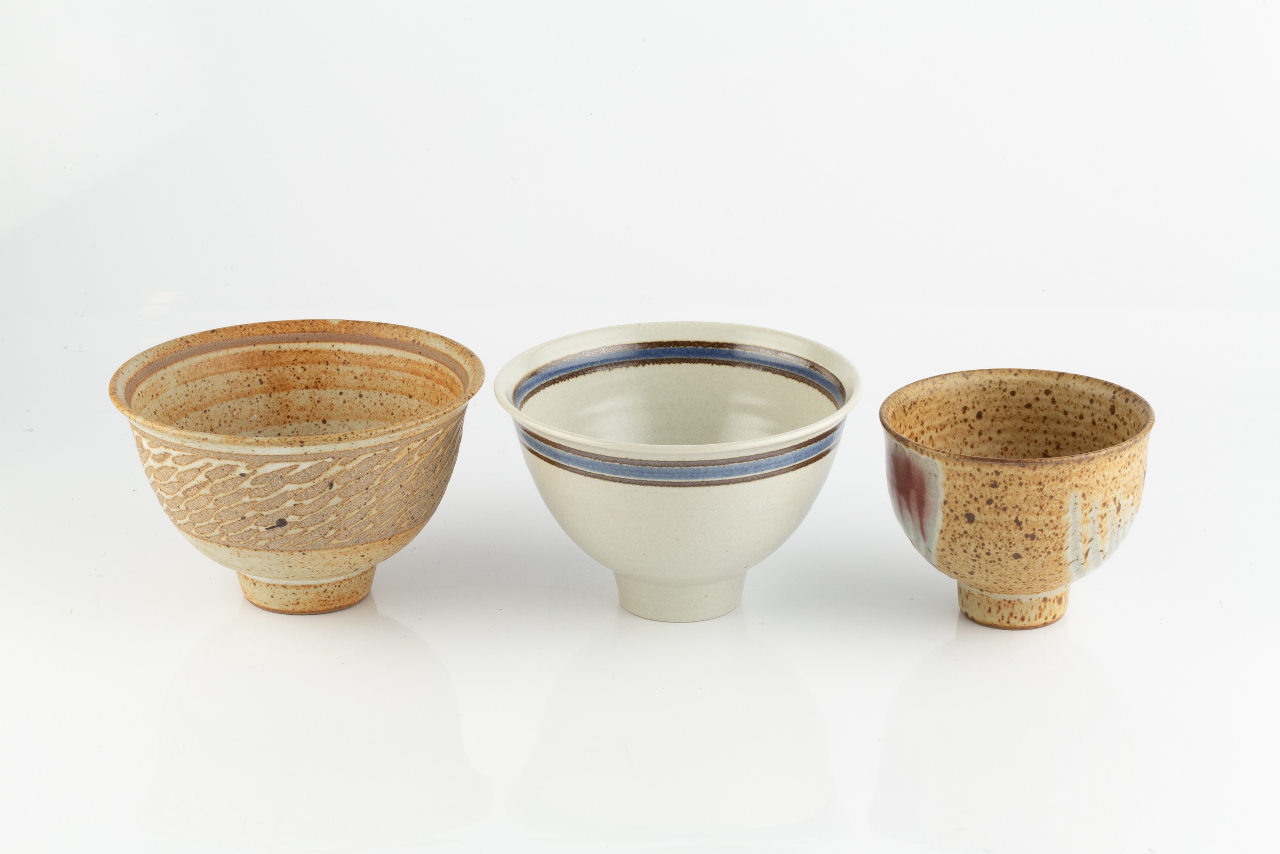 David Lloyd-Jones (1928-1994) Three footed bowl two with oatmeal glaze, the other with white glaze - Image 2 of 5