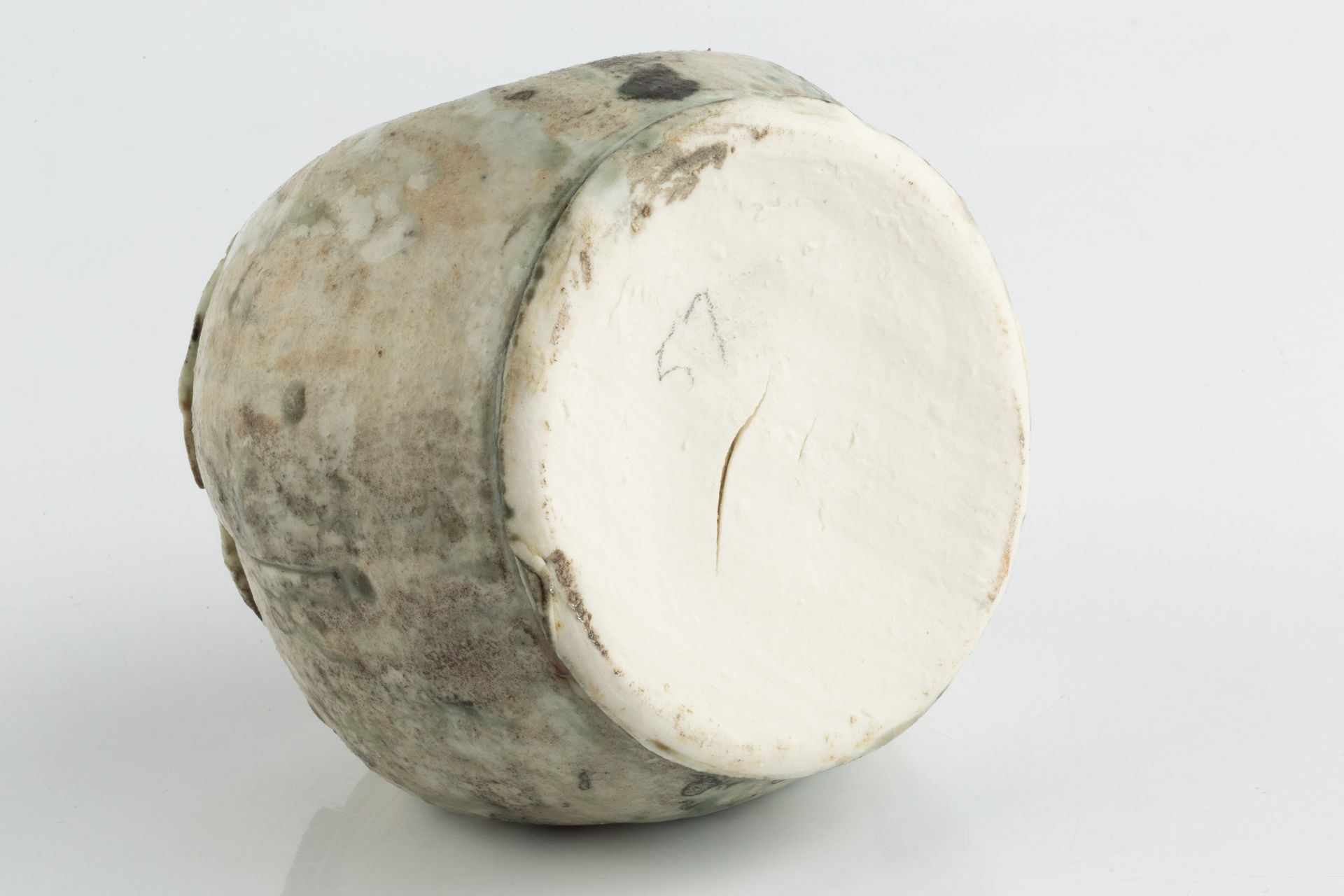 Dan Kelly (b.1953) Vessel porcelain, with green and white glaze 10.5cm high. - Bild 2 aus 3