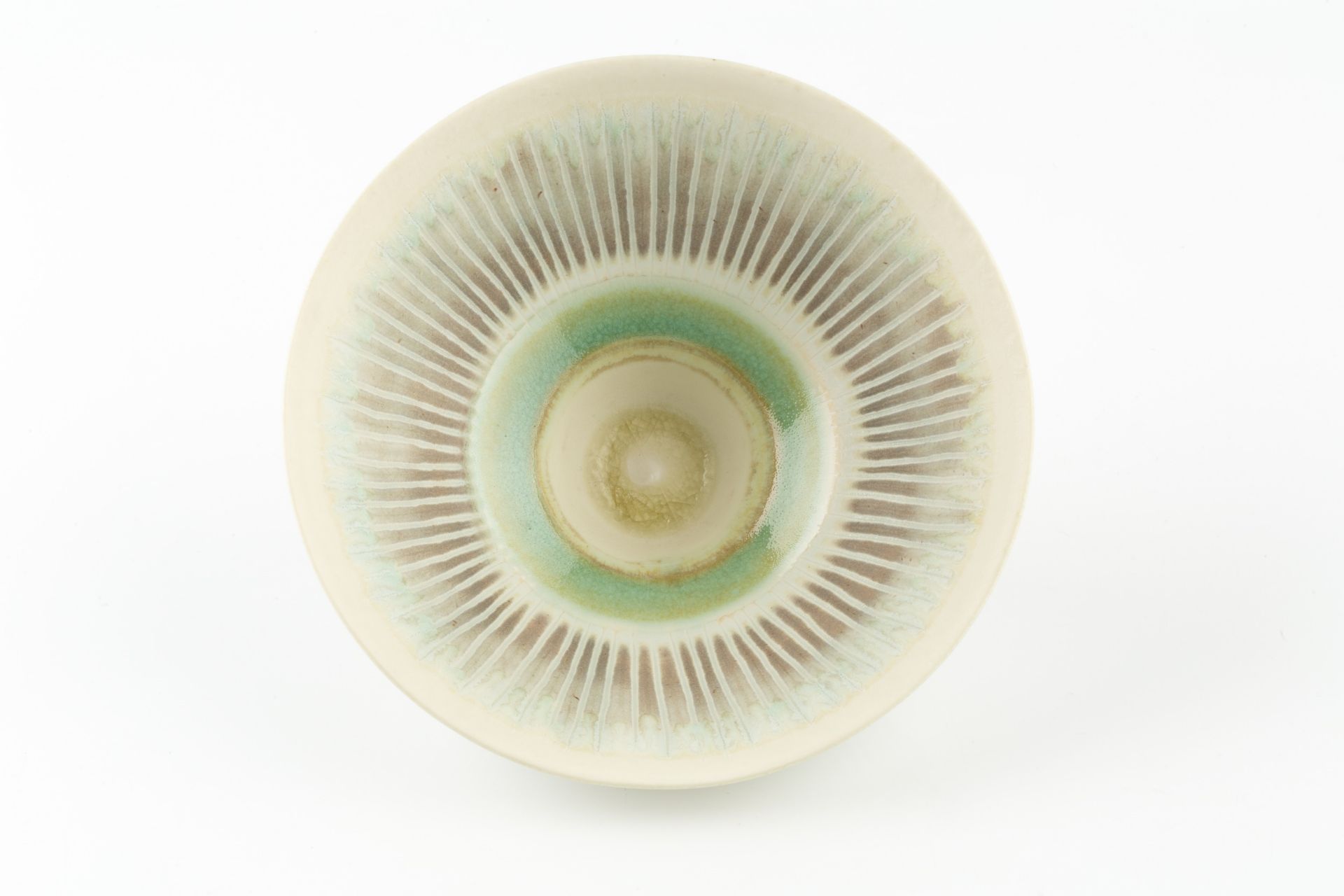 Peter Wills (b.1955) Footed bowl porcelain, with a pale mushroom and green glazes and incised - Bild 2 aus 3