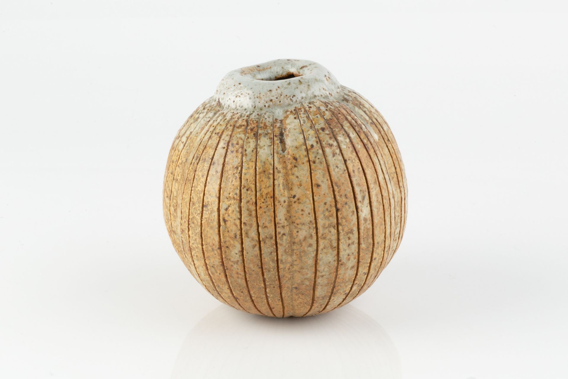 Alan Wallwork (1931-2019) Seedpod form vessel stoneware incised initials 12.5cm high. - Bild 2 aus 4