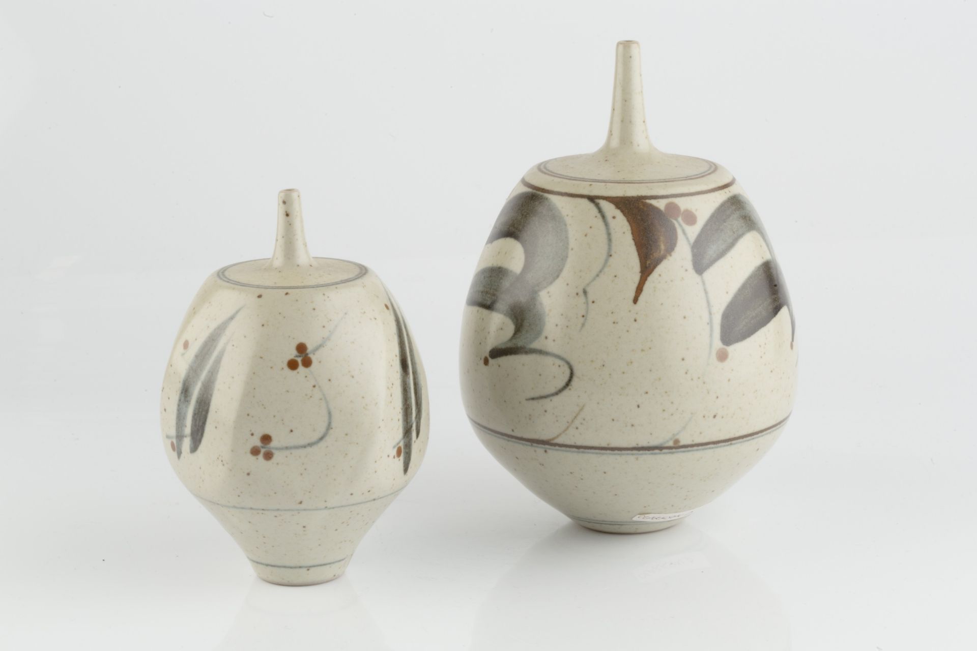 Derek Clarkson (1928-2013) Two vases each with a narrow neck and oatmeal ground with brushwork - Bild 2 aus 4