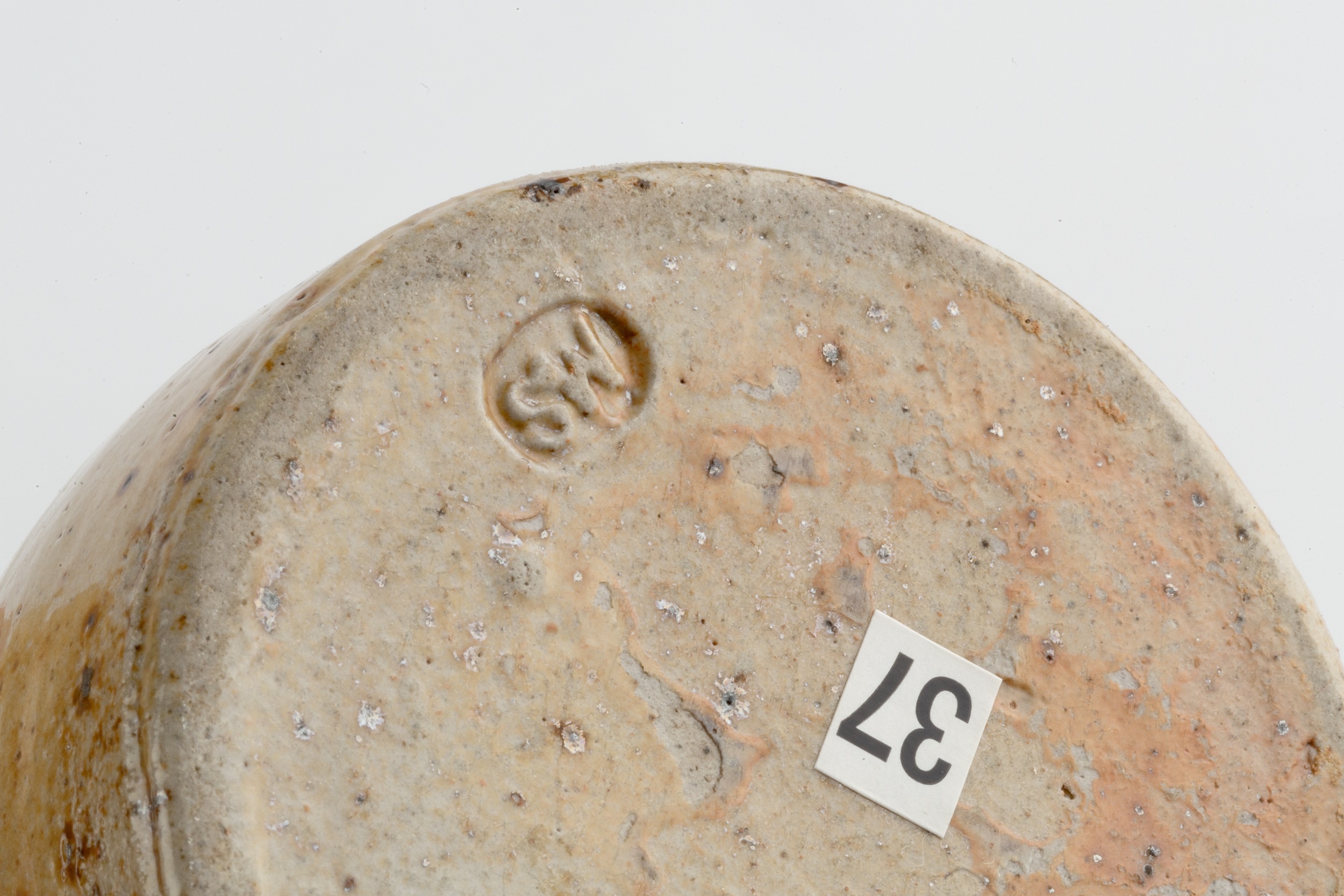 Sarah Walton (b.1945) Two lidded pots stoneware both with impressed potter's seal 14.5cm and 7cm - Bild 3 aus 3