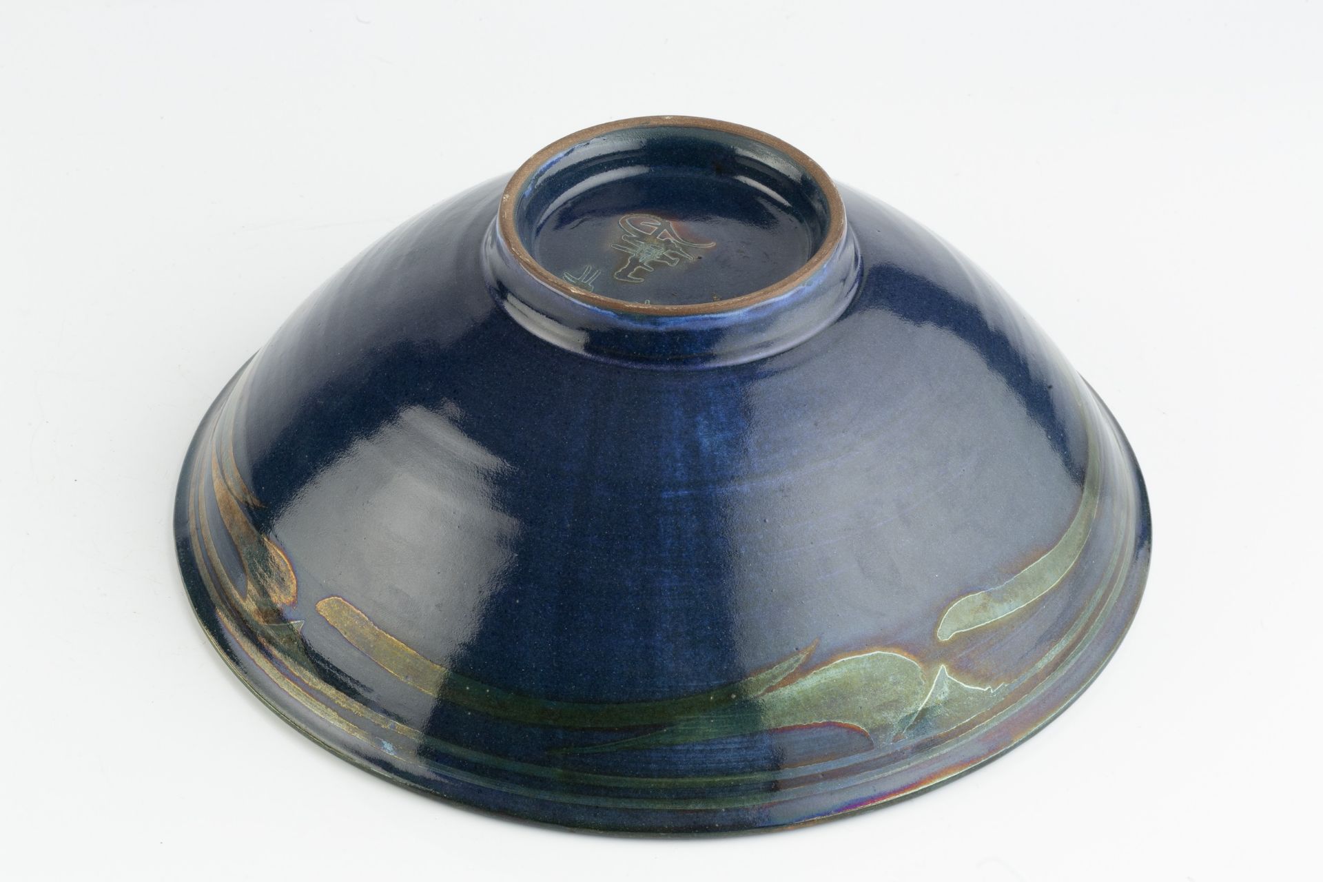 Alan Caiger-Smith (1930-2020) at Aldermaston Pottery Footed bowl, 1995 decorated in dark blue and - Bild 4 aus 4