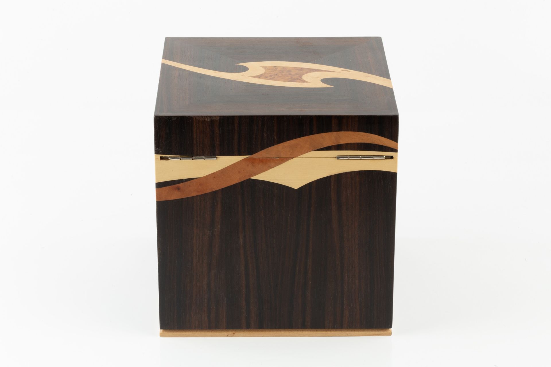 Manner of David Linley (b.1961) Jewellery box with various inlaid woods 19cm high, 18cm wide. - Bild 3 aus 8