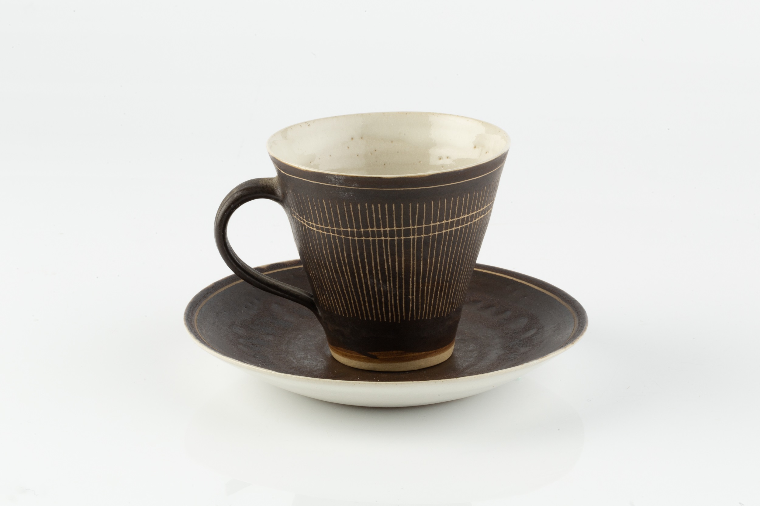 Lucie Rie (1902-1995) Cup and saucer manganese glaze, sgraffito decoration impressed potter's seal - Bild 2 aus 3