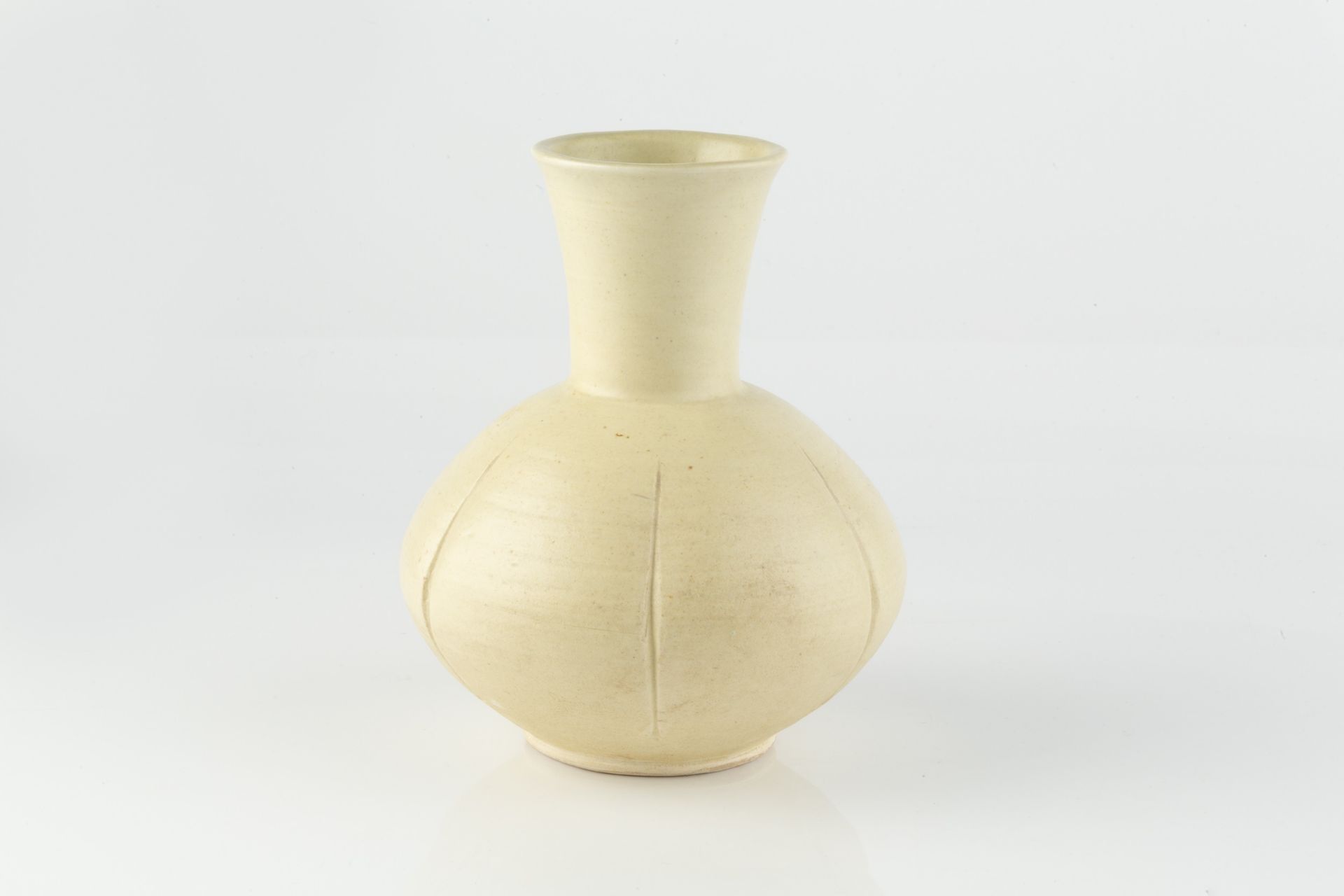 William 'Bill' Marshall (1923-2007) Vase the squat body with incised lines and an off-white glaze - Bild 2 aus 3
