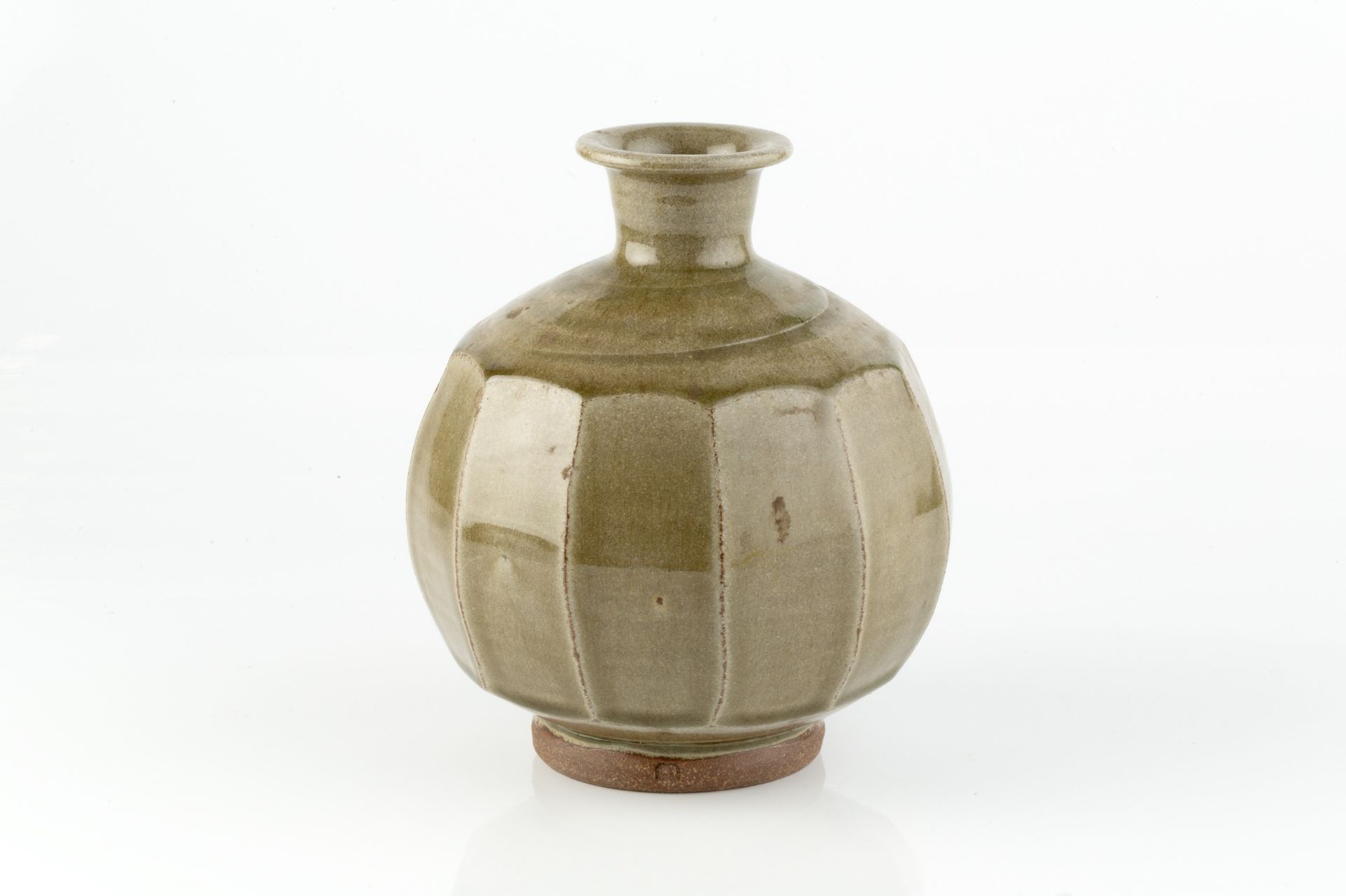 Phil Rogers (1951-2020) Bottle vase stoneware, the body with cut sides and green ash glaze impressed - Bild 2 aus 3