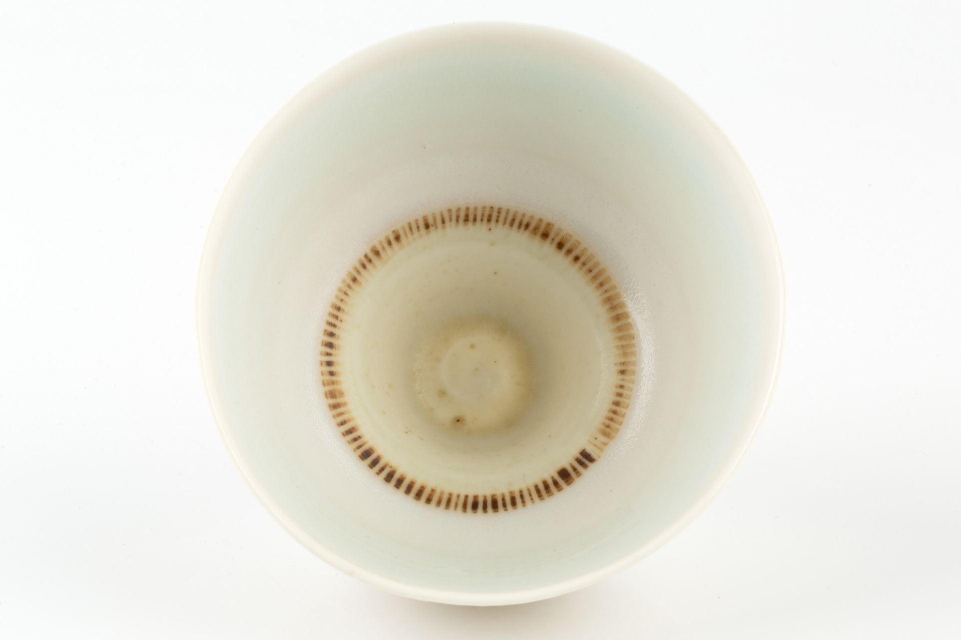 Peter Wills (b.1955) Footed bowl porcelain, with a light brown herringbone pattern signed and with - Bild 3 aus 3
