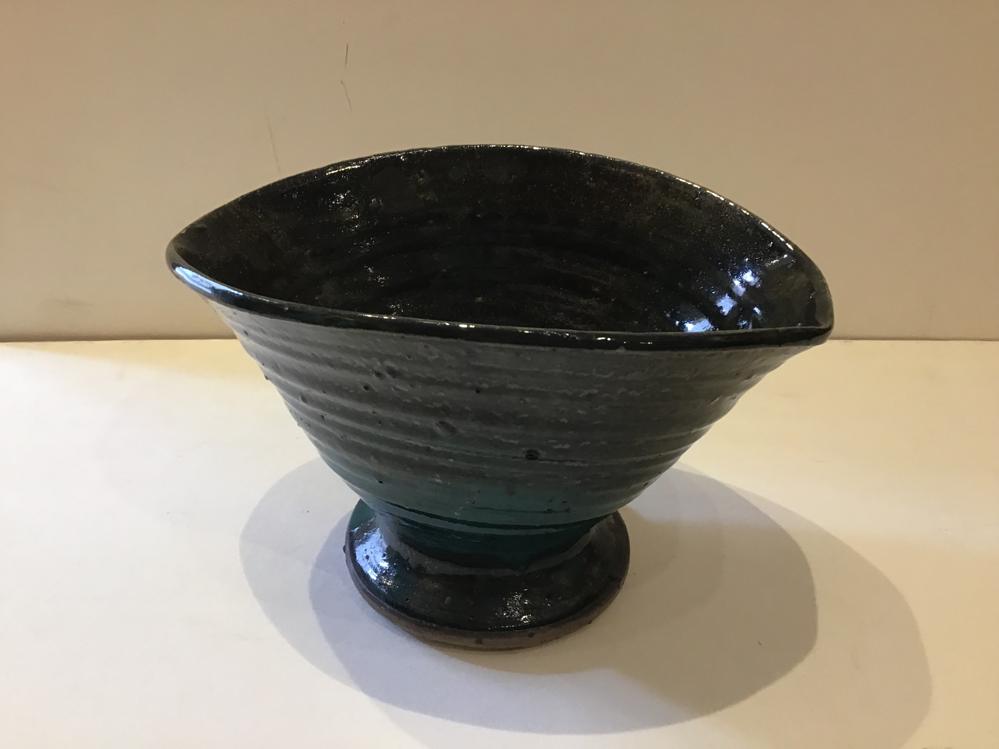 Rosemary Wren (1922-2013) at Oxshott Pottery Bowl squeezed form with green and dark glaze - Image 5 of 17