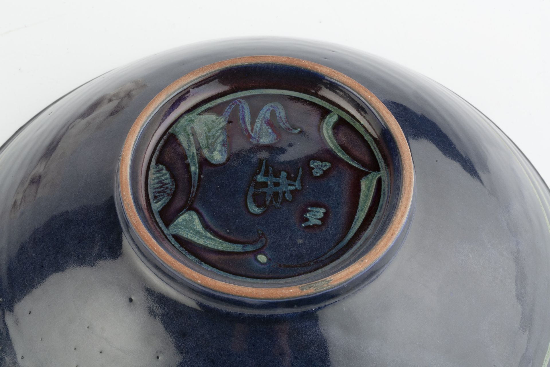 Alan Caiger-Smith (1930-2020) at Aldermaston Pottery Footed bowl, 2000 decorated in dark blue and - Bild 3 aus 3