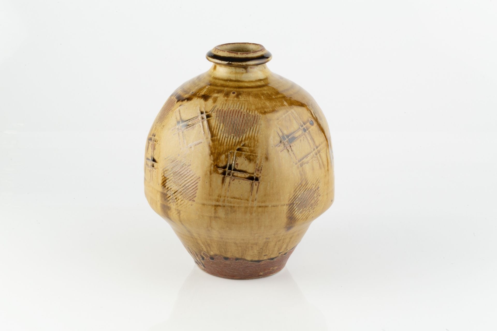 Mike Dodd (b.1943) Vase stoneware, inverted form with incised pattern, ash glaze impressed potter' - Bild 2 aus 3
